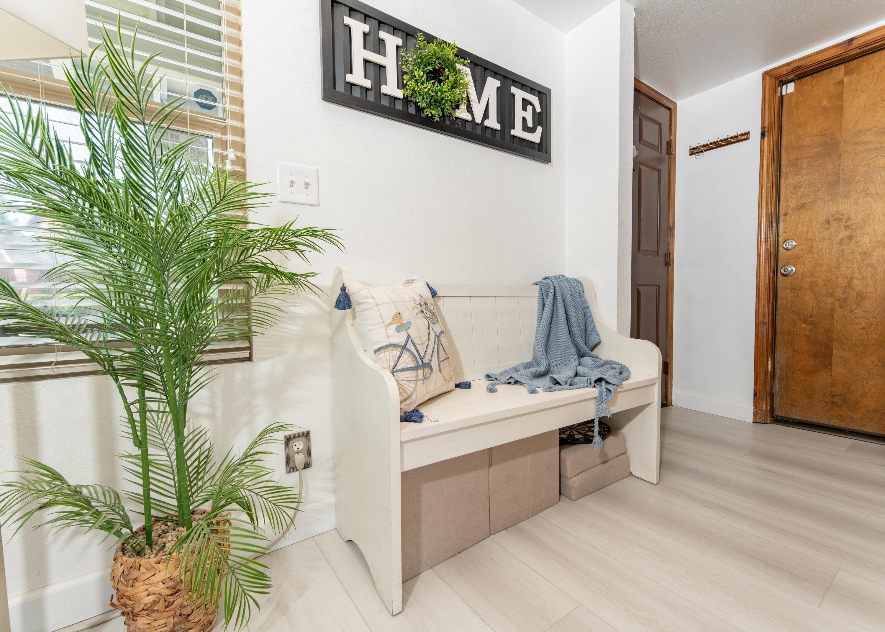 1034 E Oakridge Ave, Visalia, CA 93292