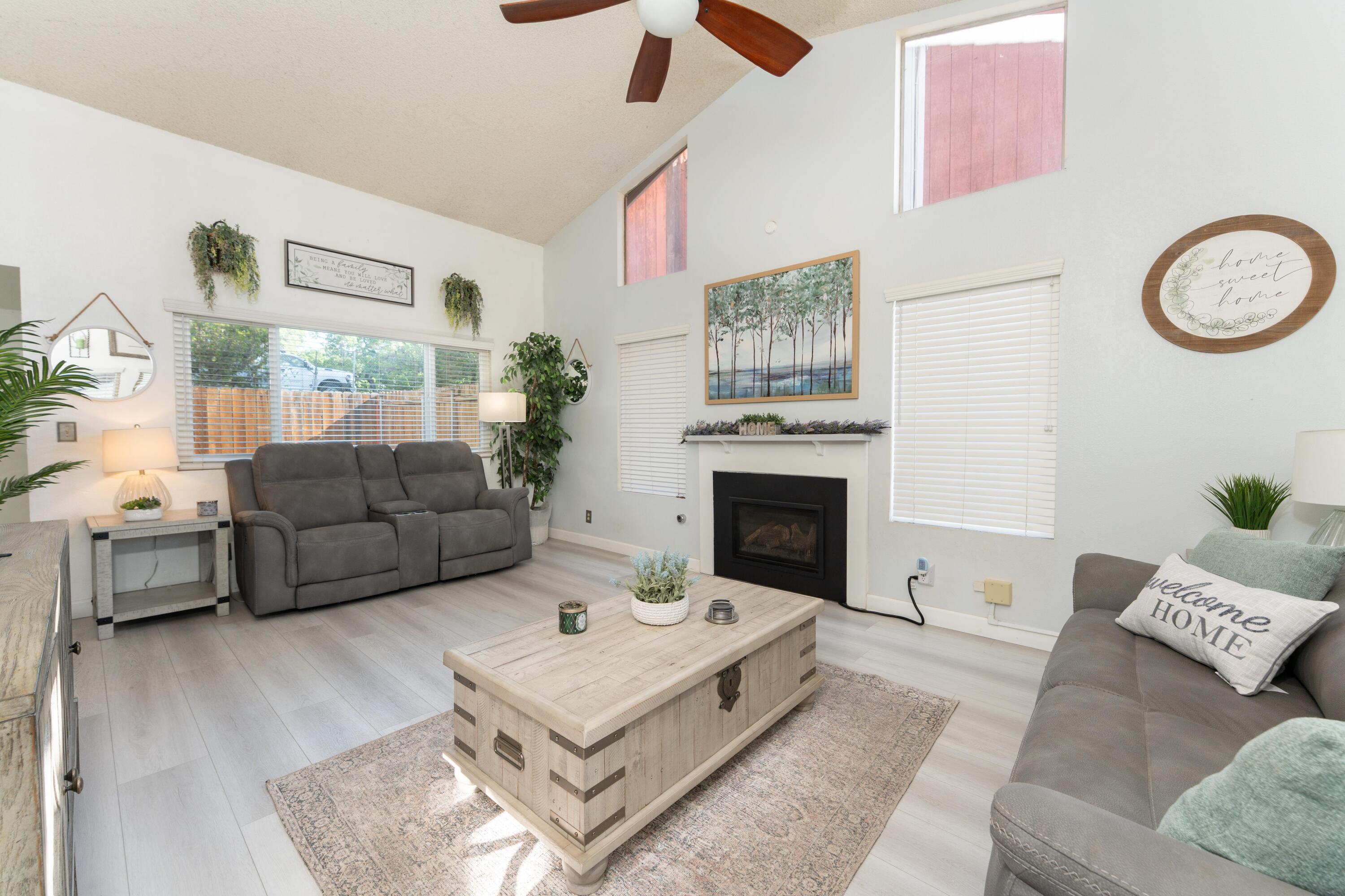 1034 E Oakridge Ave, Visalia, CA 93292