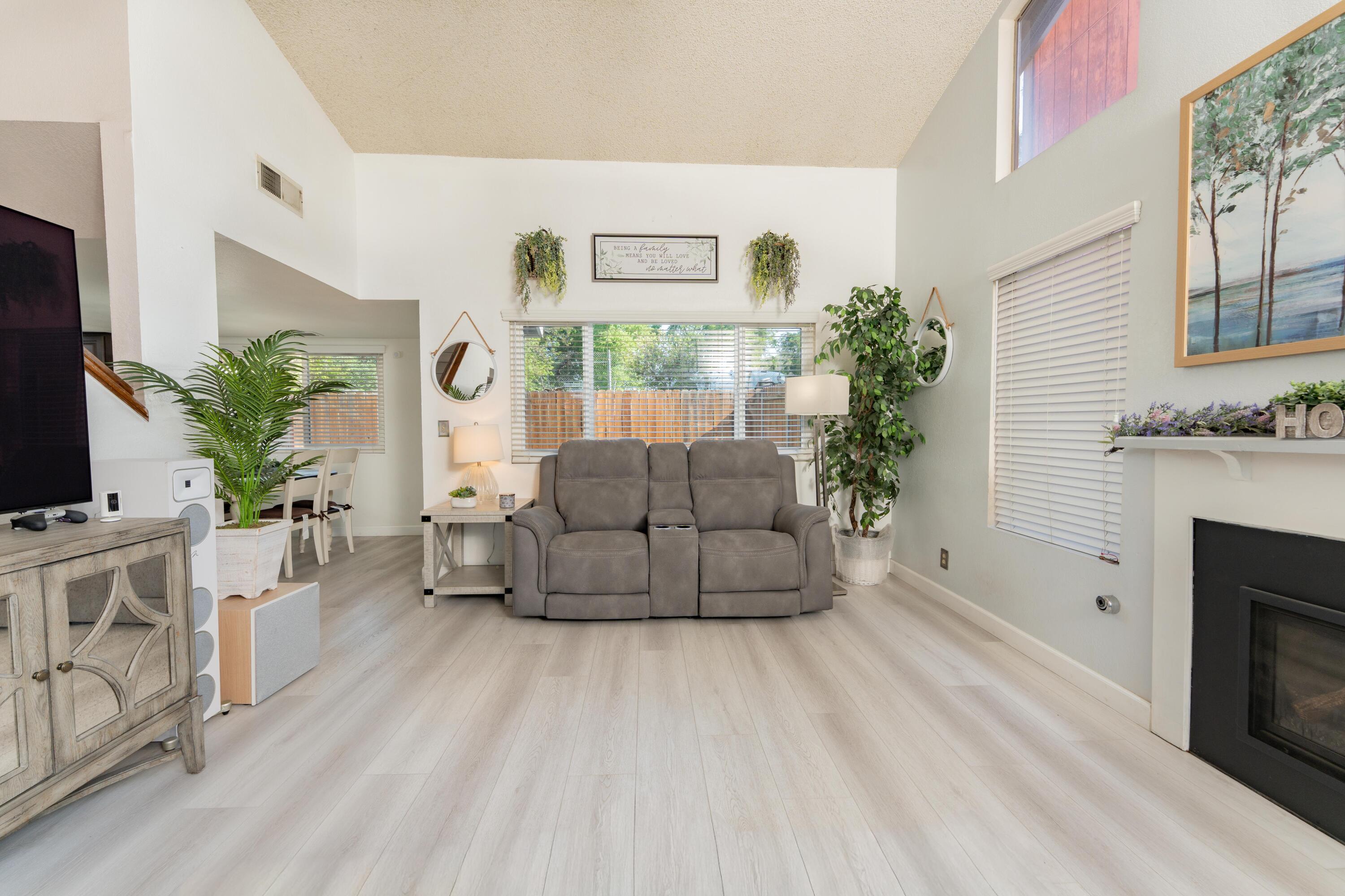 1034 E Oakridge Ave, Visalia, CA 93292