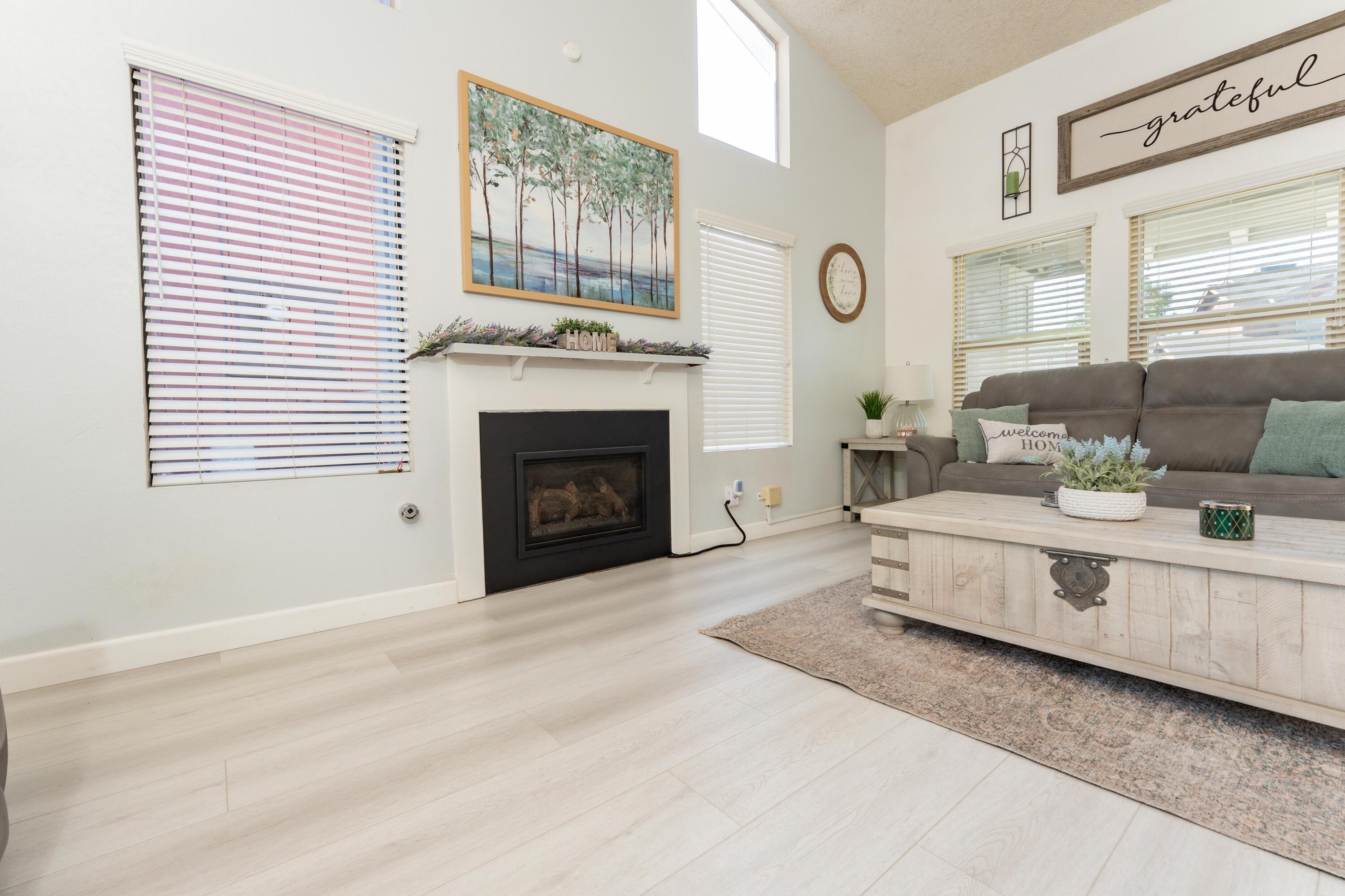 1034 E Oakridge Ave, Visalia, CA 93292