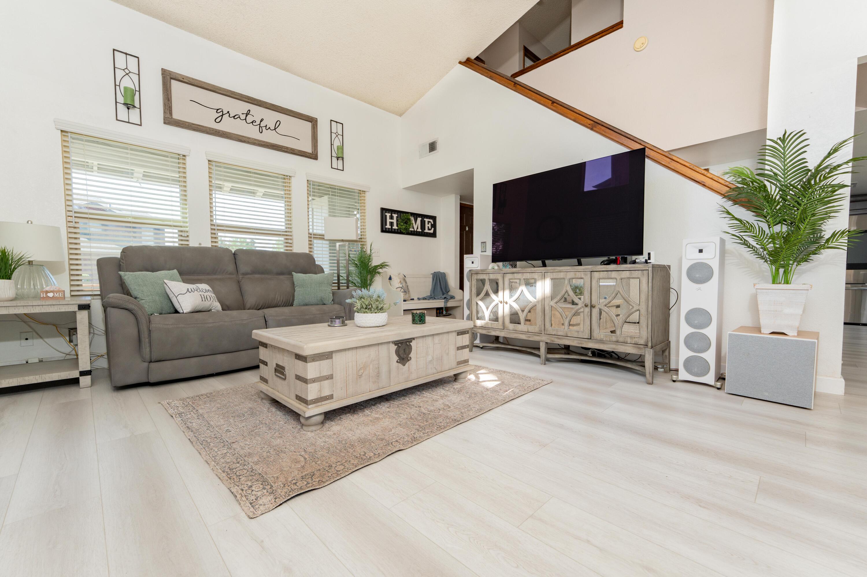 1034 E Oakridge Ave, Visalia, CA 93292