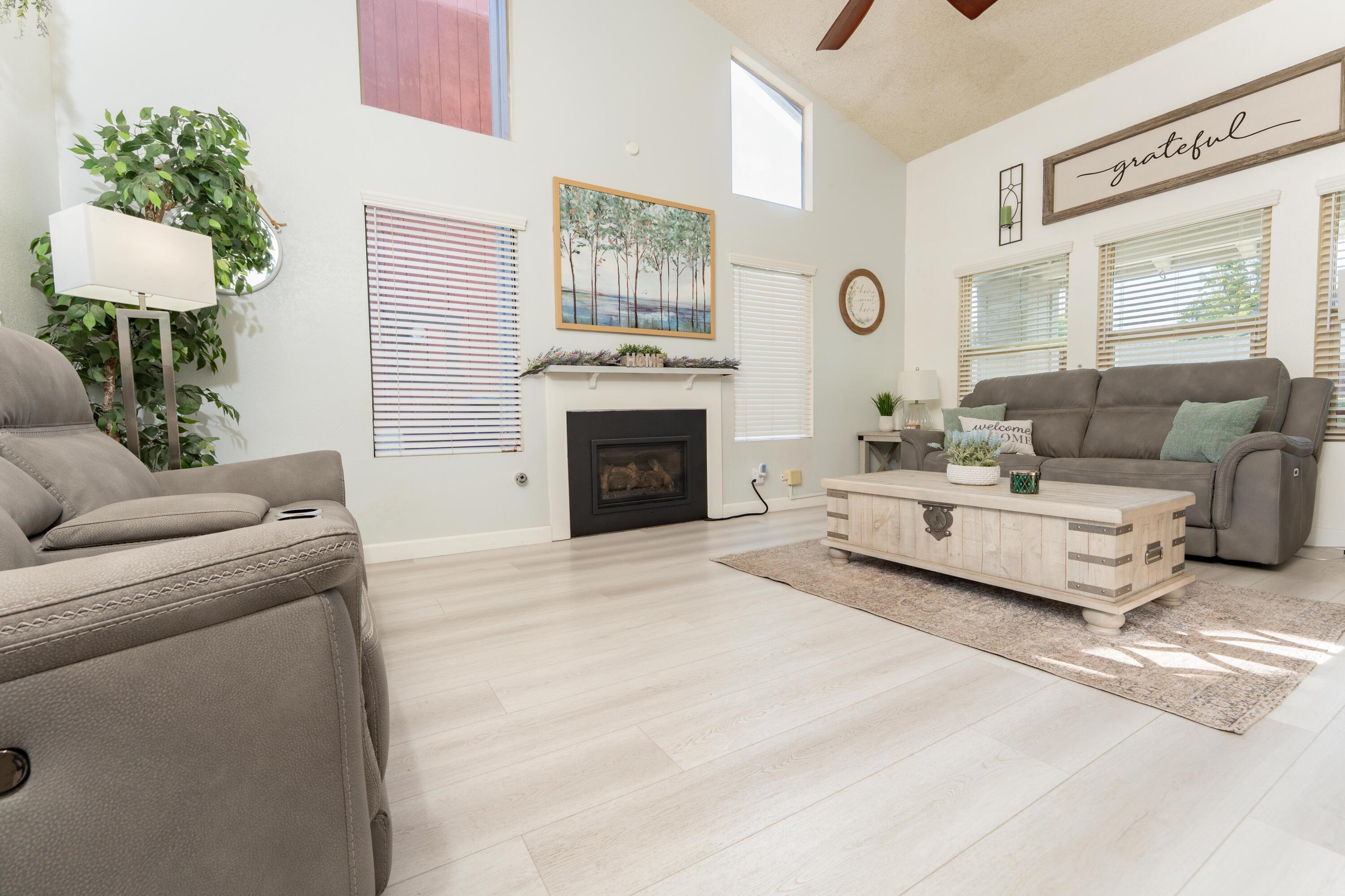 1034 E Oakridge Ave, Visalia, CA 93292