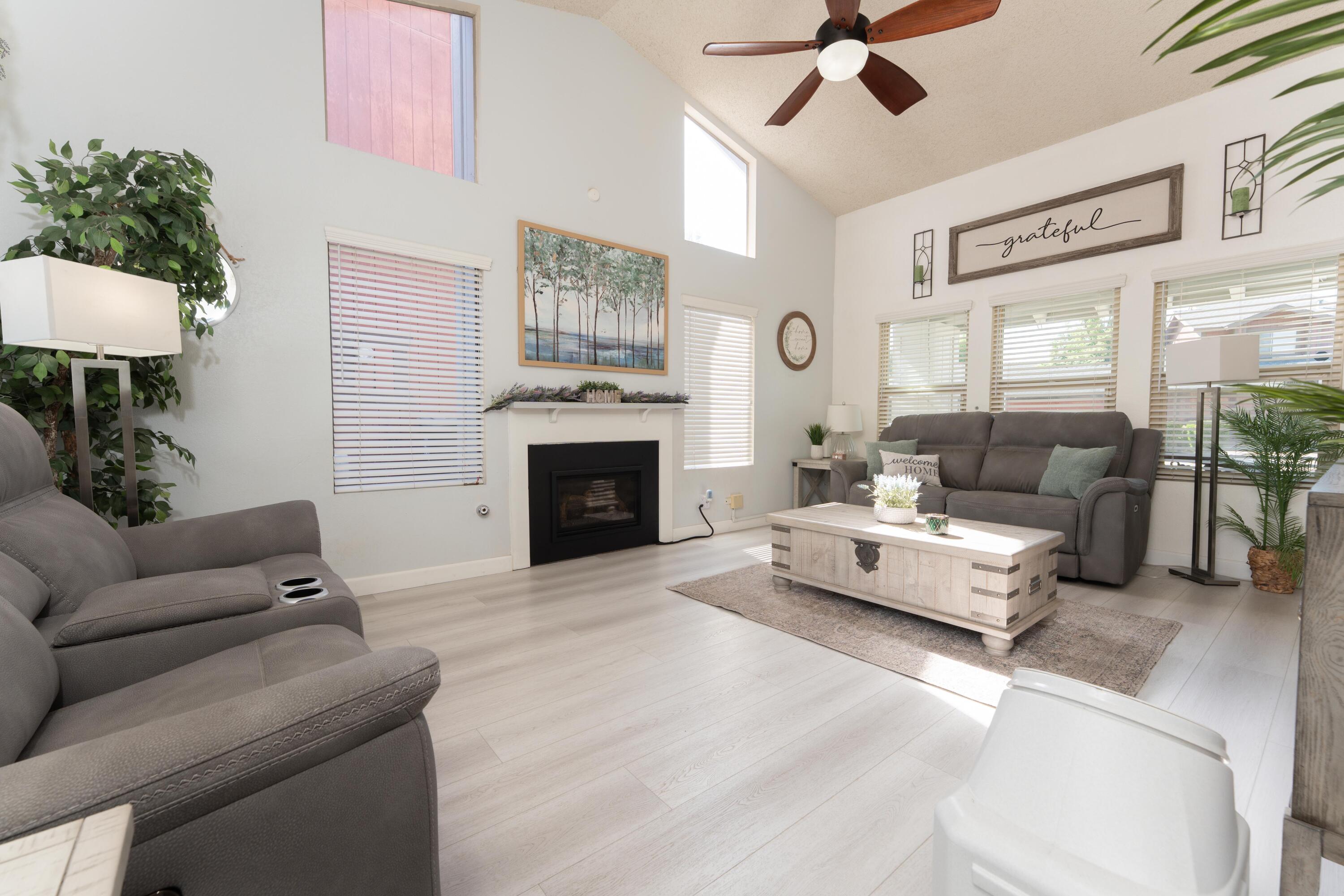 1034 E Oakridge Ave, Visalia, CA 93292