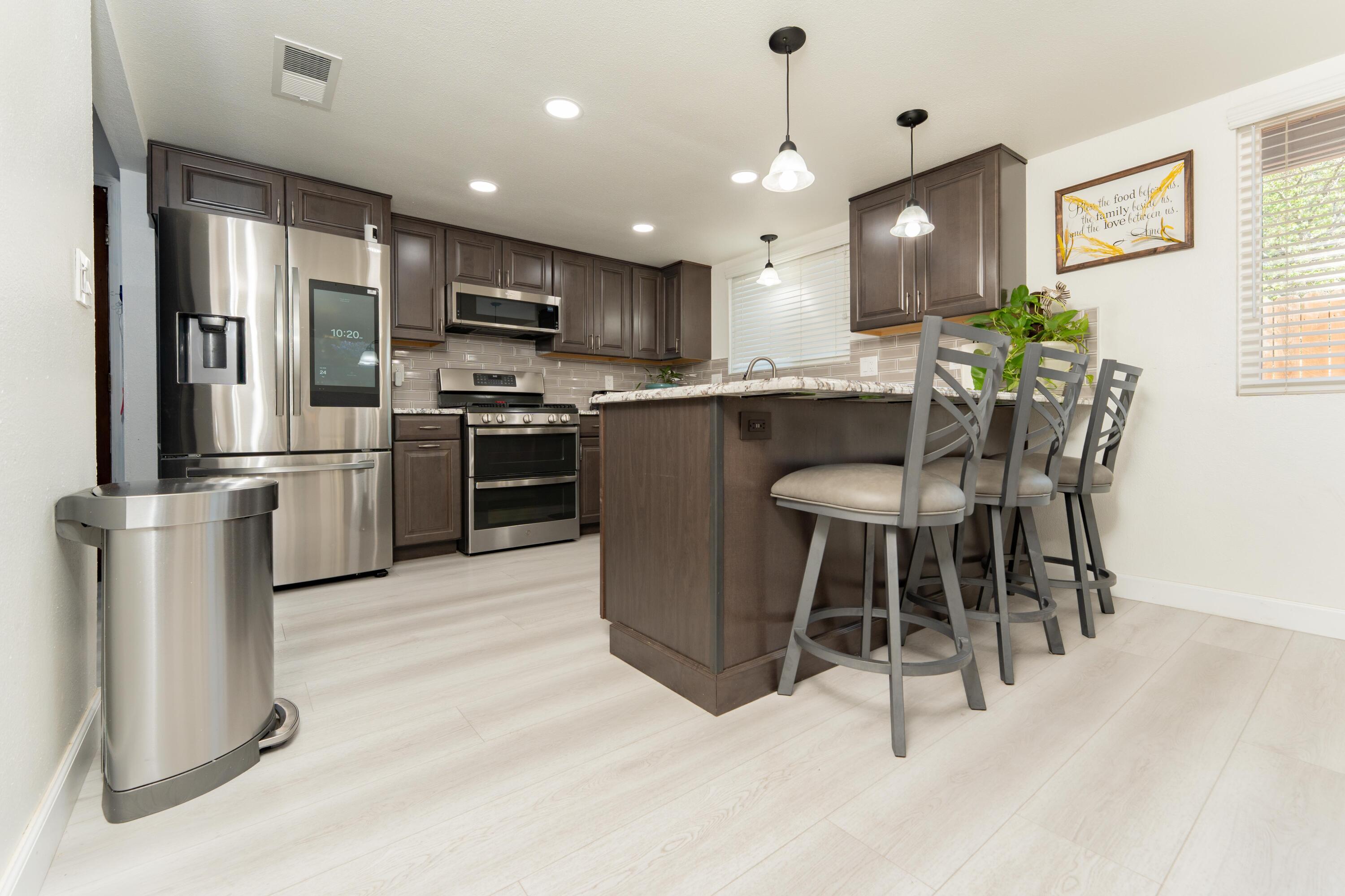 1034 E Oakridge Ave, Visalia, CA 93292