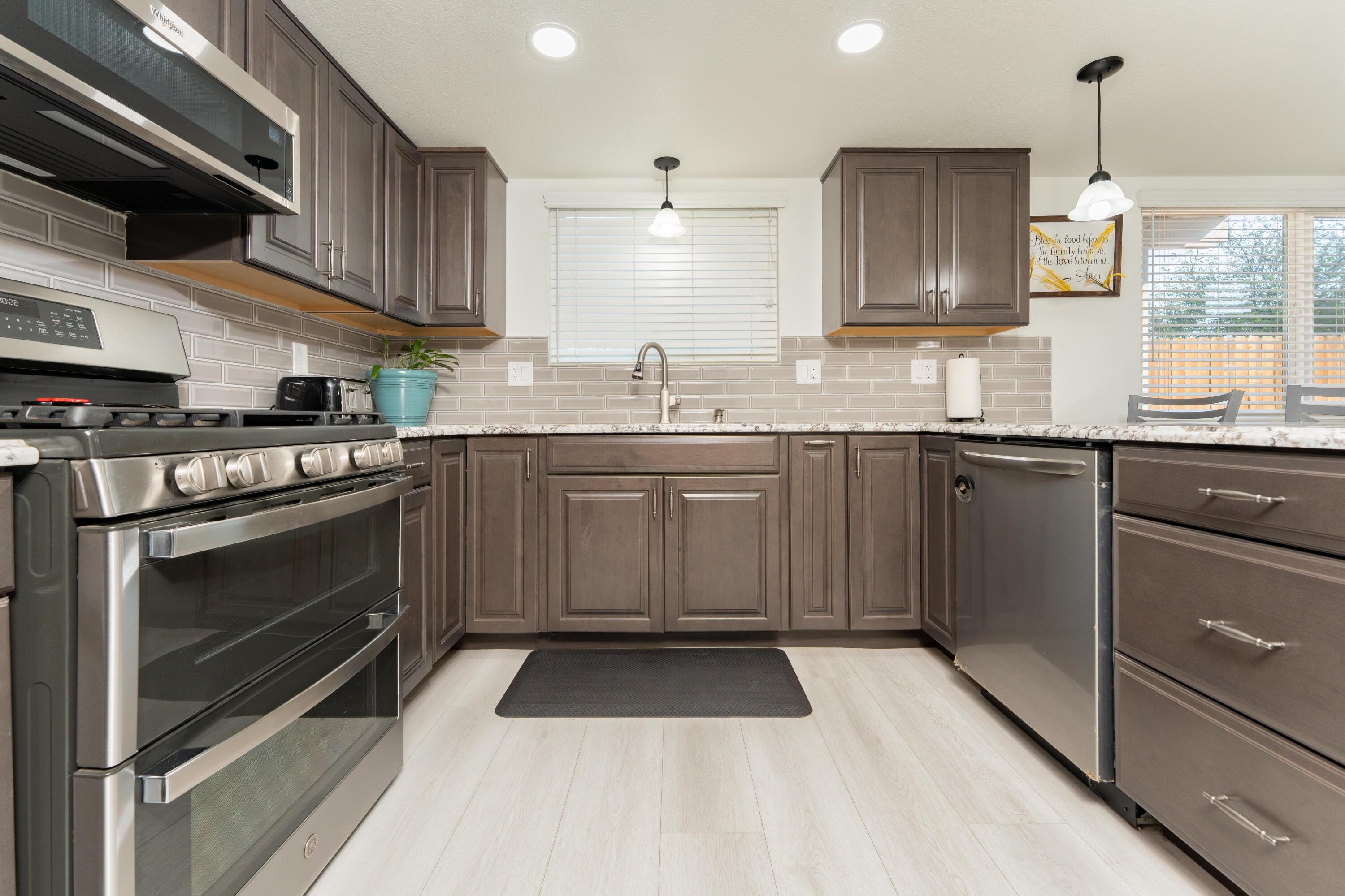 1034 E Oakridge Ave, Visalia, CA 93292