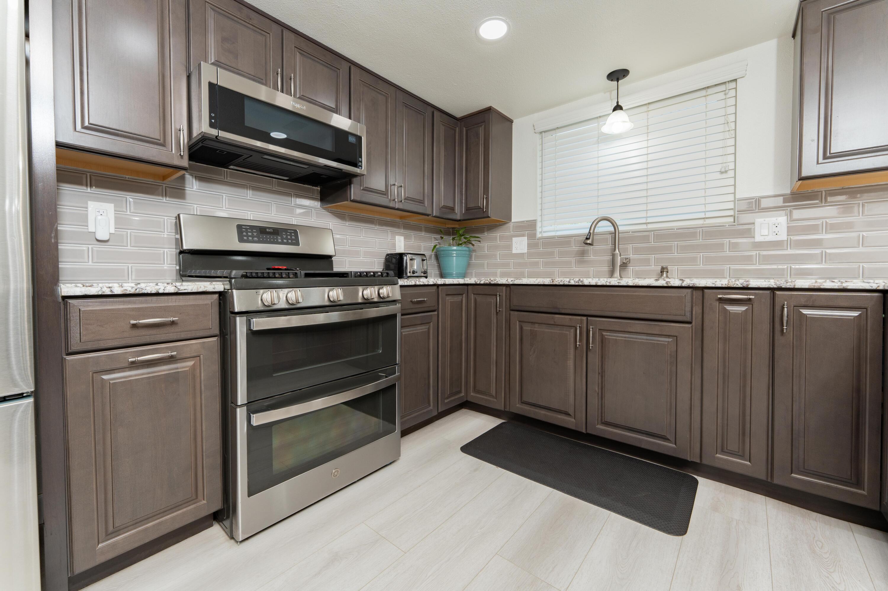 1034 E Oakridge Ave, Visalia, CA 93292