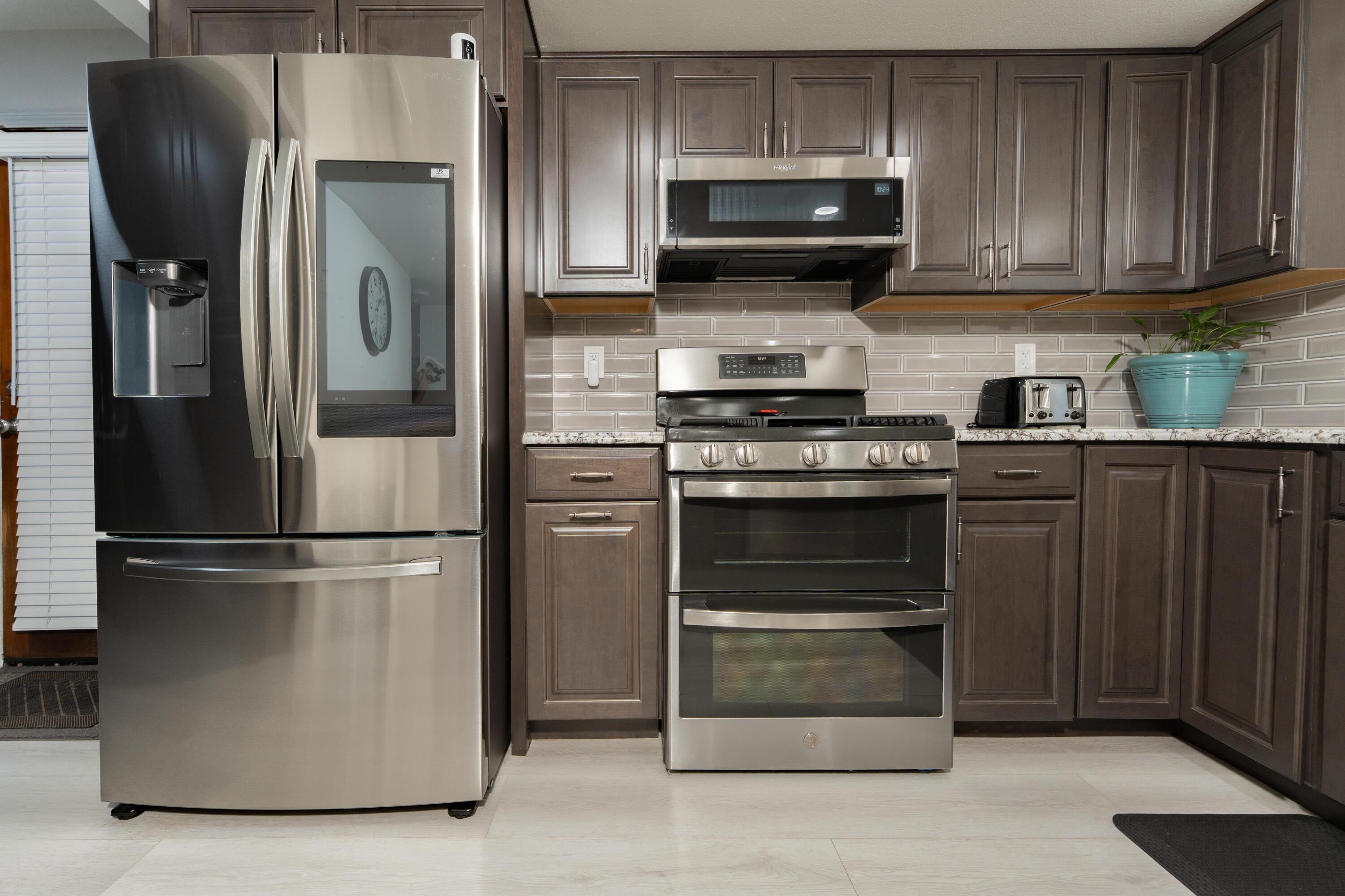 1034 E Oakridge Ave, Visalia, CA 93292