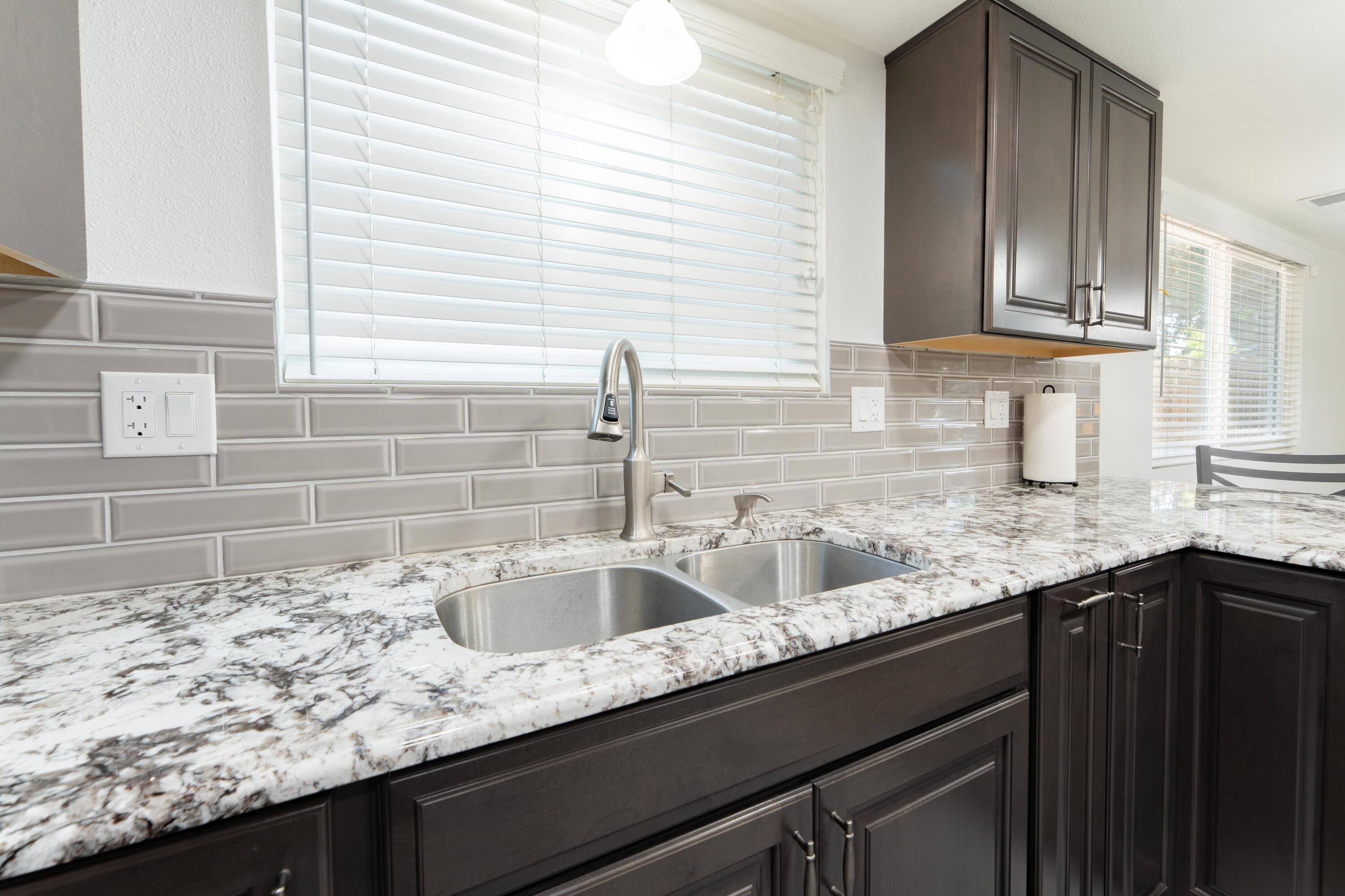 1034 E Oakridge Ave, Visalia, CA 93292