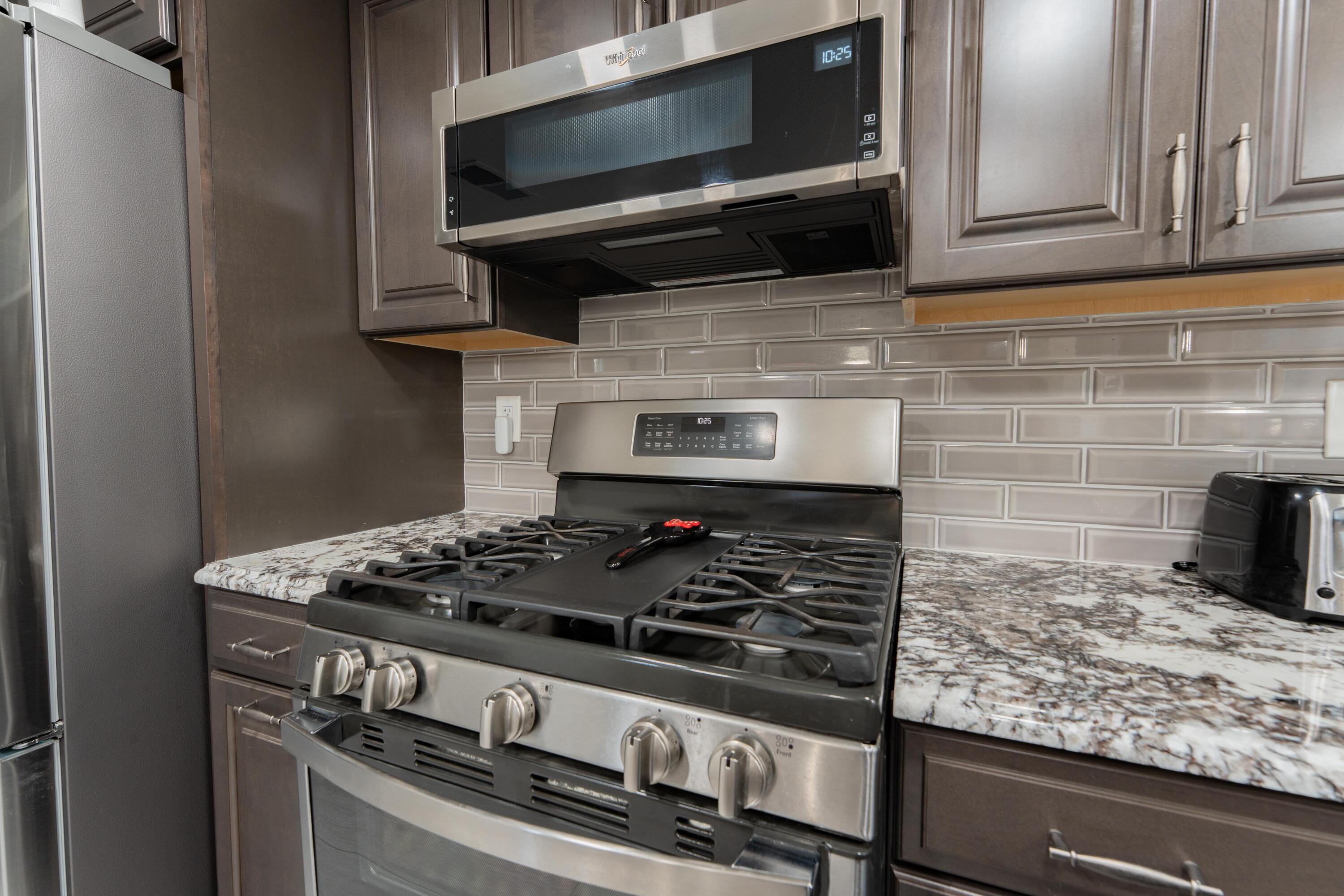 1034 E Oakridge Ave, Visalia, CA 93292