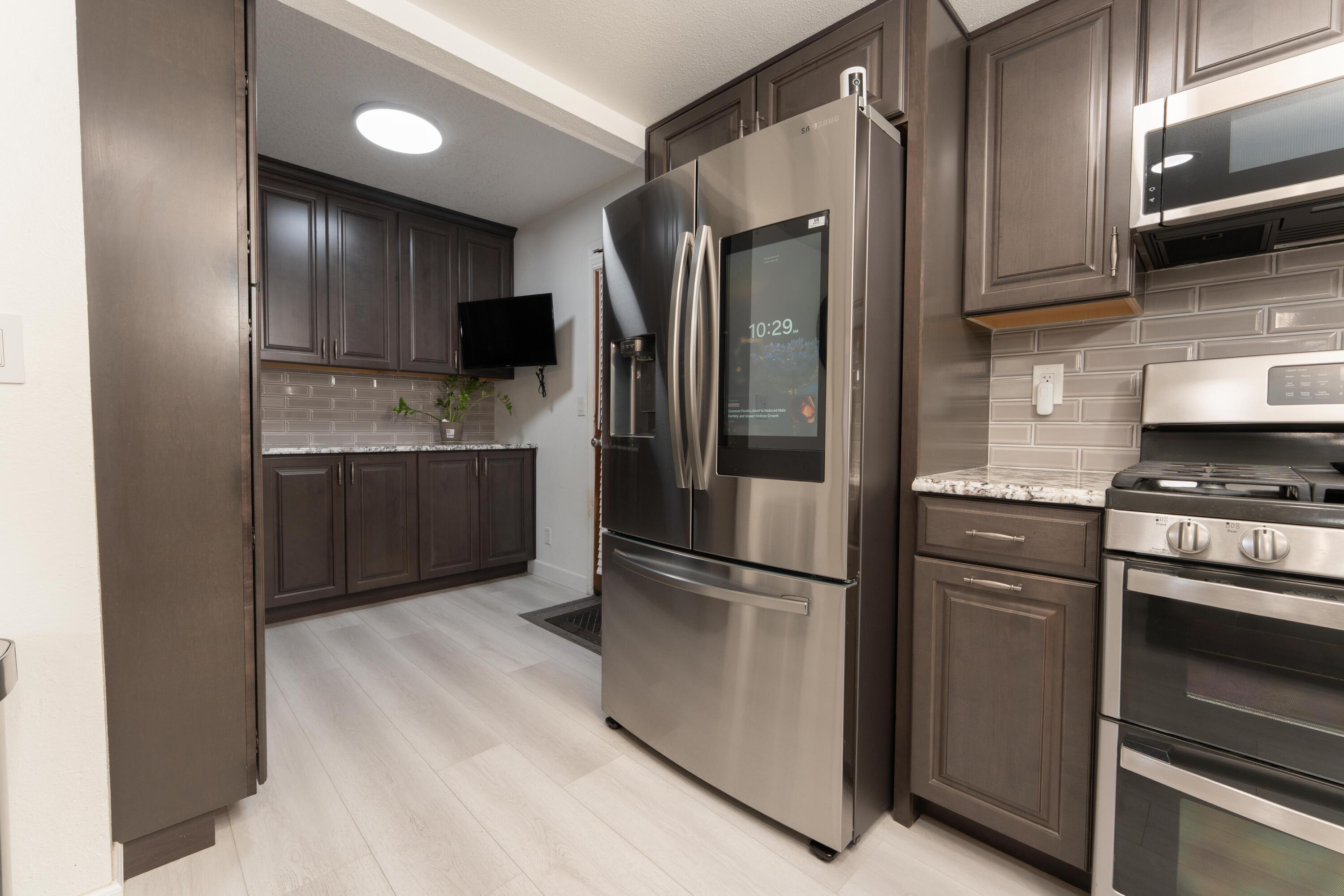 1034 E Oakridge Ave, Visalia, CA 93292