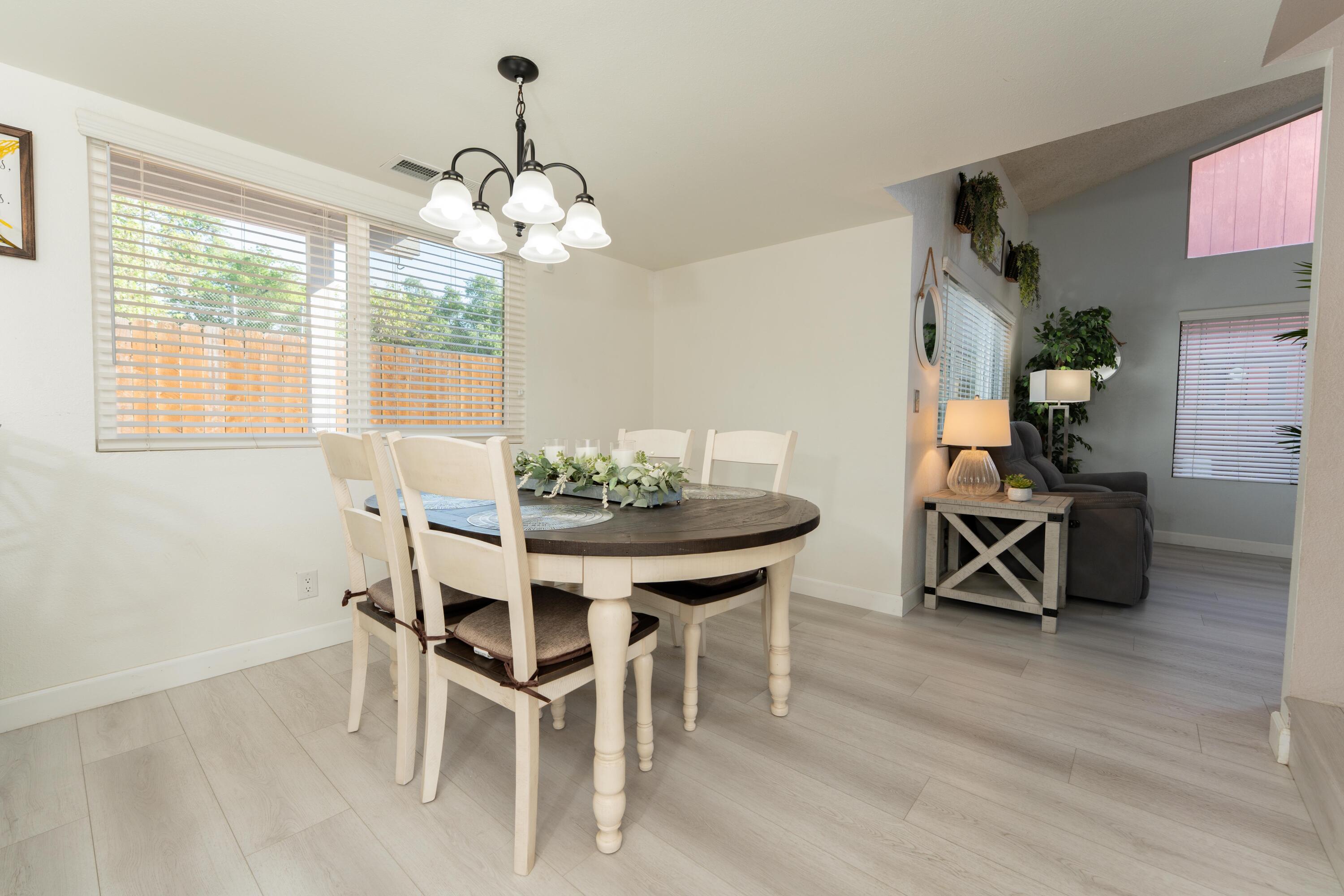 1034 E Oakridge Ave, Visalia, CA 93292