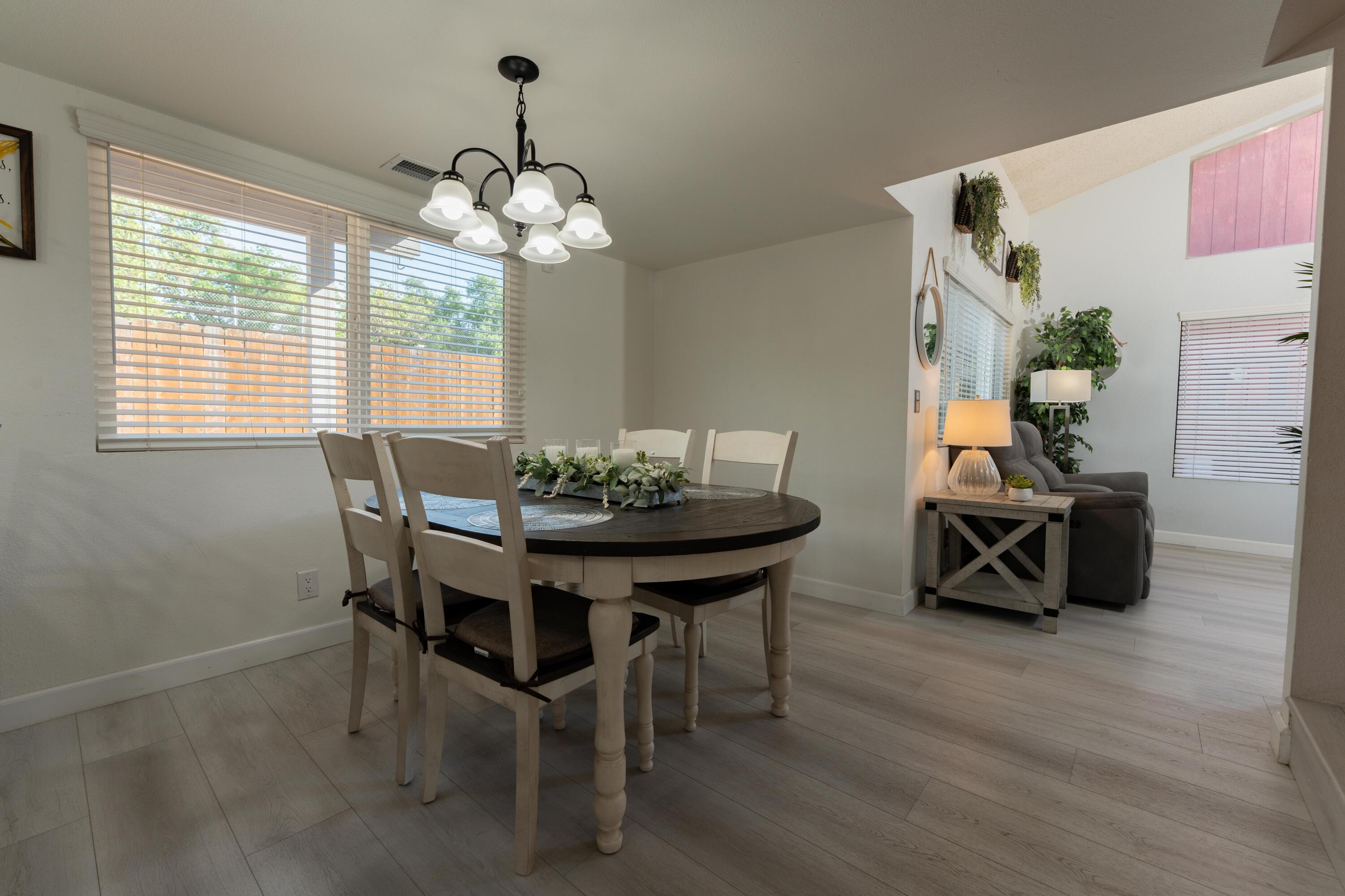 1034 E Oakridge Ave, Visalia, CA 93292