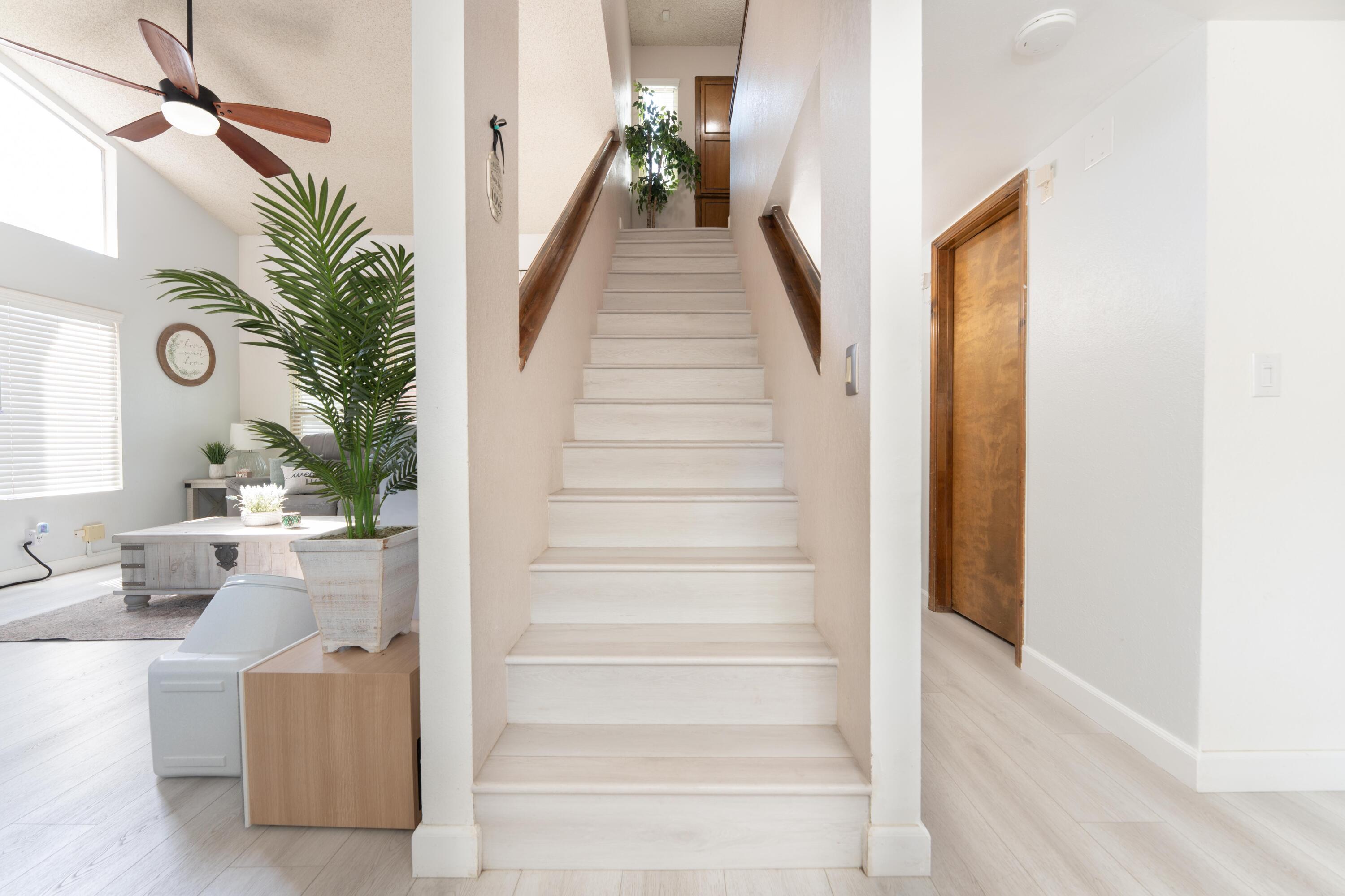 1034 E Oakridge Ave, Visalia, CA 93292