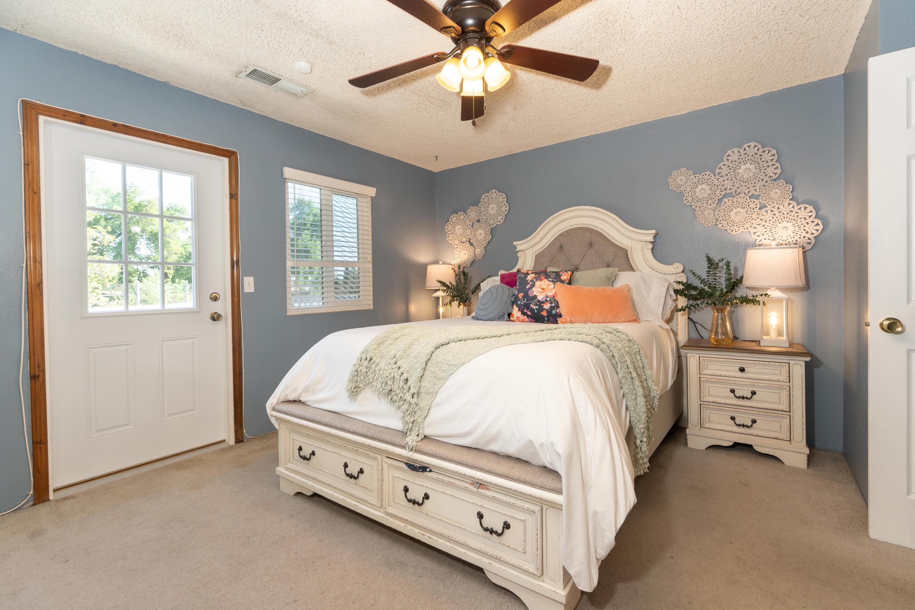 1034 E Oakridge Ave, Visalia, CA 93292