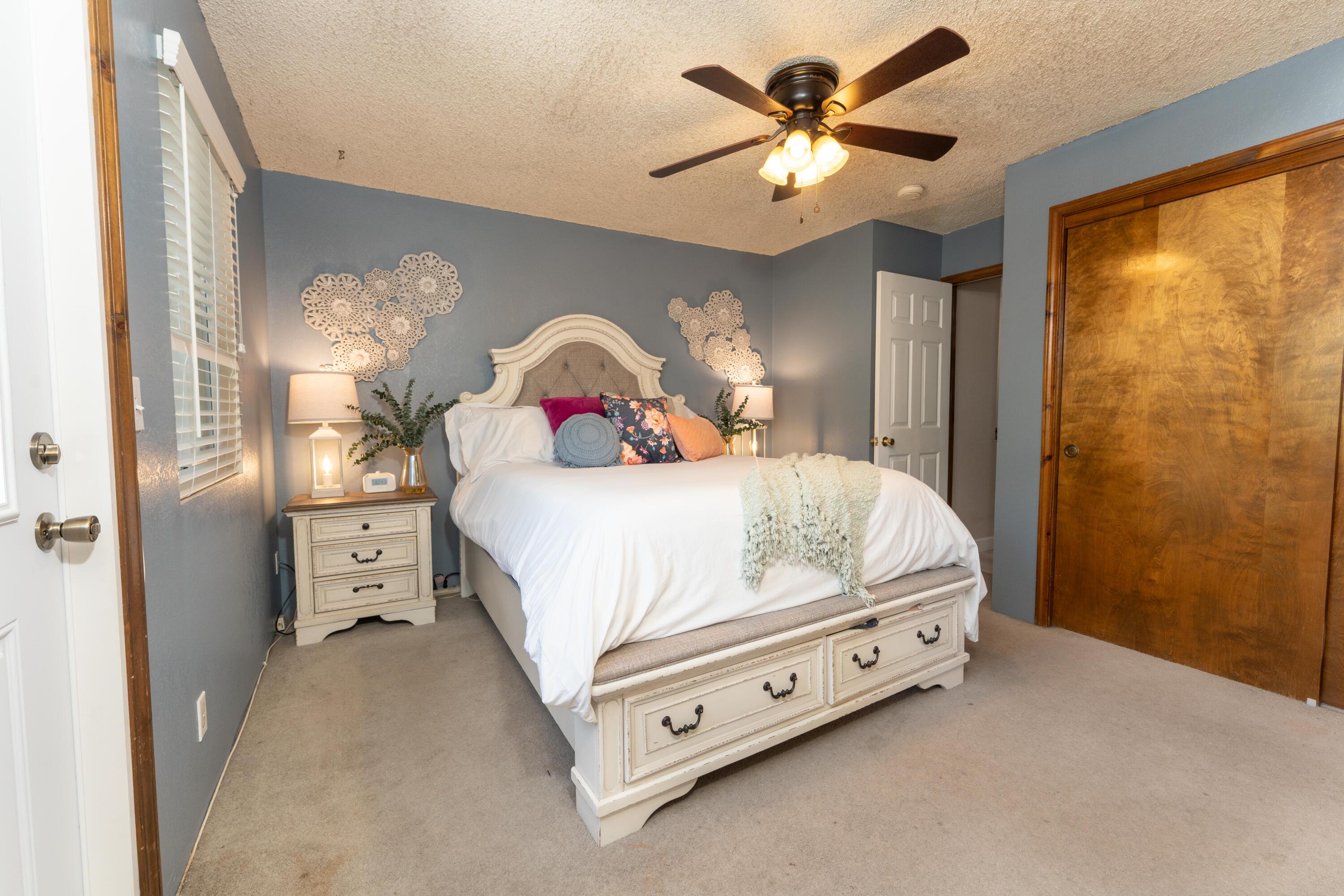 1034 E Oakridge Ave, Visalia, CA 93292