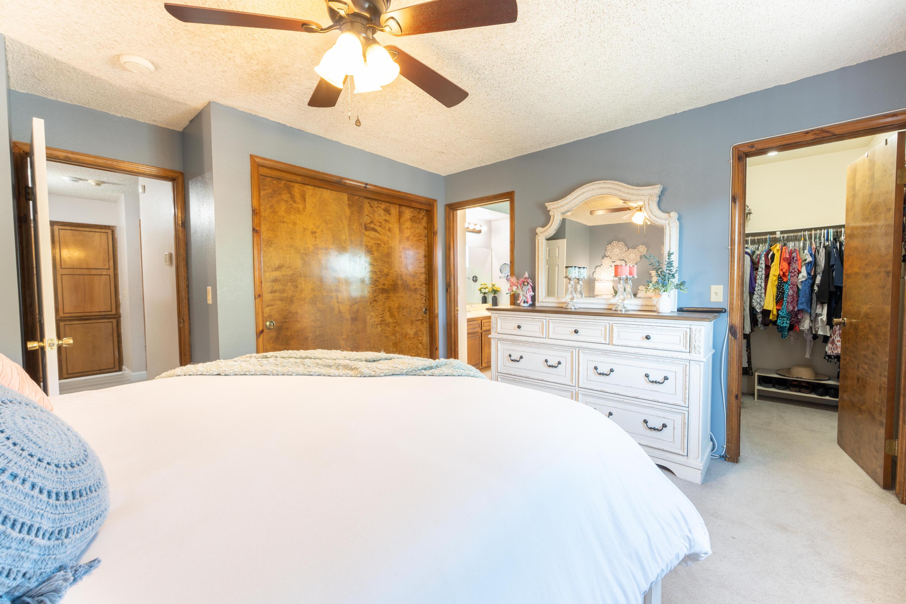 1034 E Oakridge Ave, Visalia, CA 93292