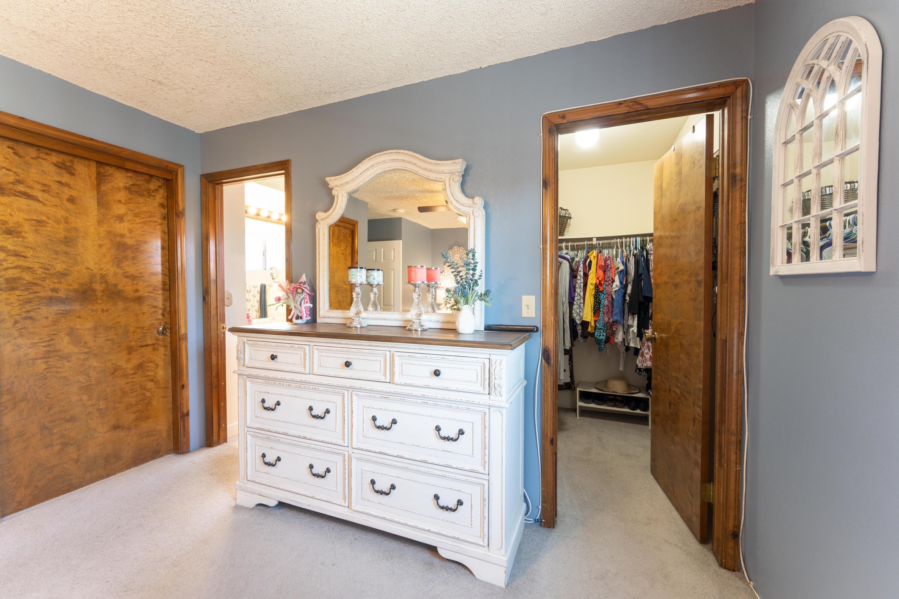 1034 E Oakridge Ave, Visalia, CA 93292