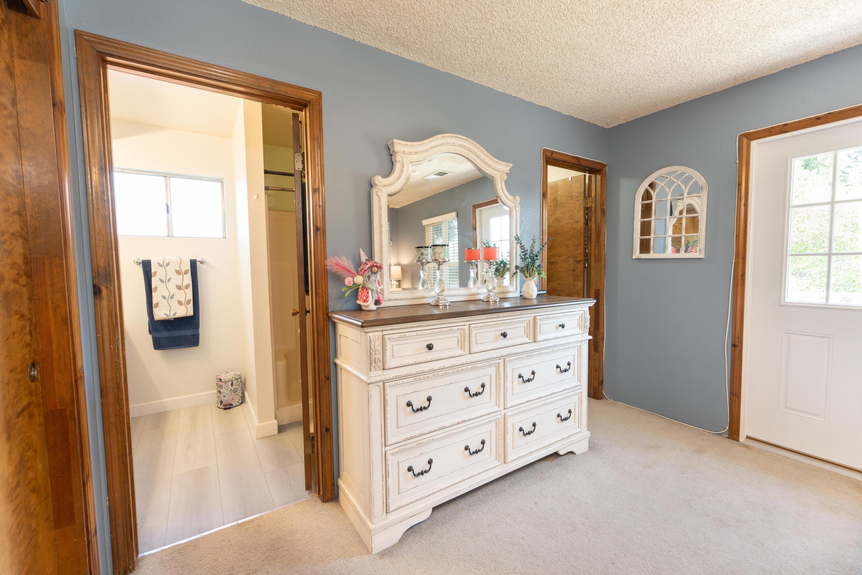 1034 E Oakridge Ave, Visalia, CA 93292