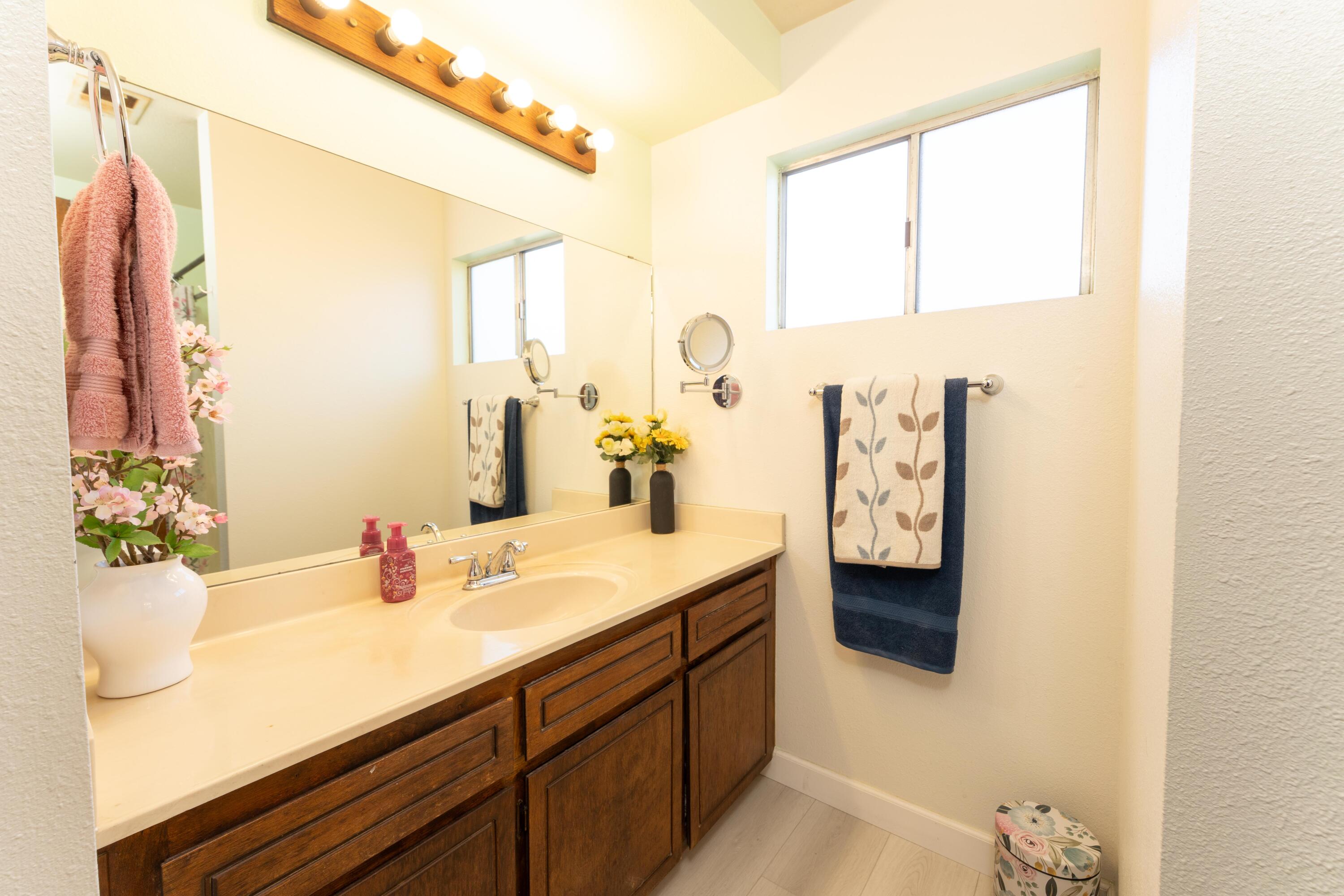 1034 E Oakridge Ave, Visalia, CA 93292