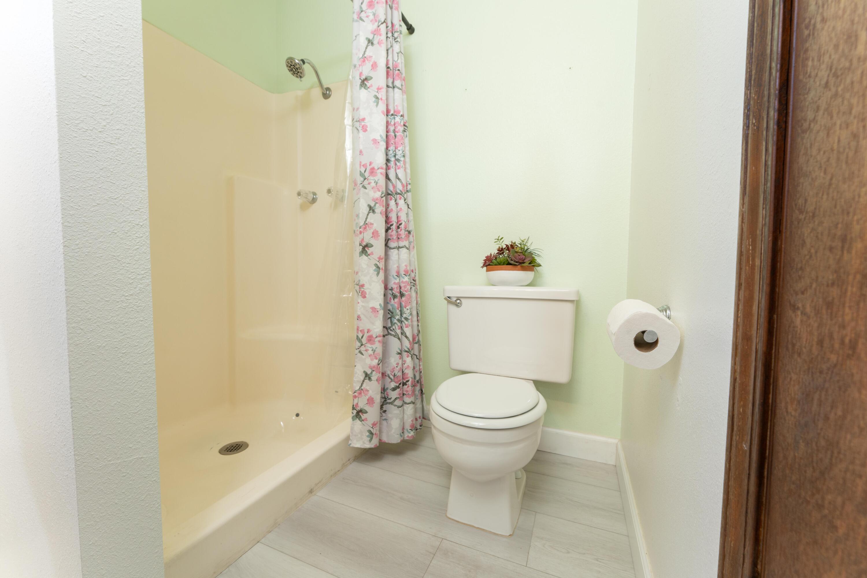 1034 E Oakridge Ave, Visalia, CA 93292