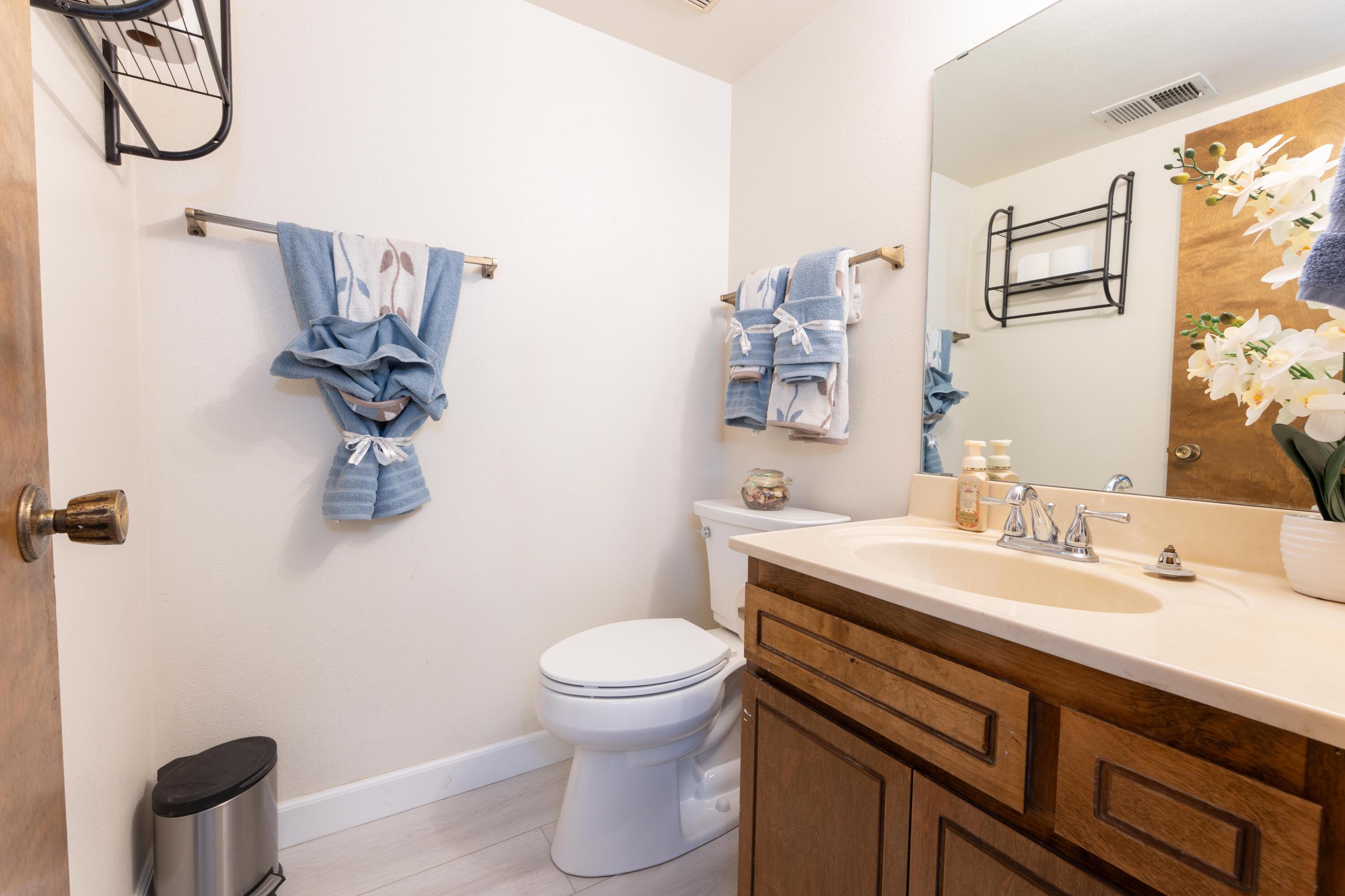 1034 E Oakridge Ave, Visalia, CA 93292