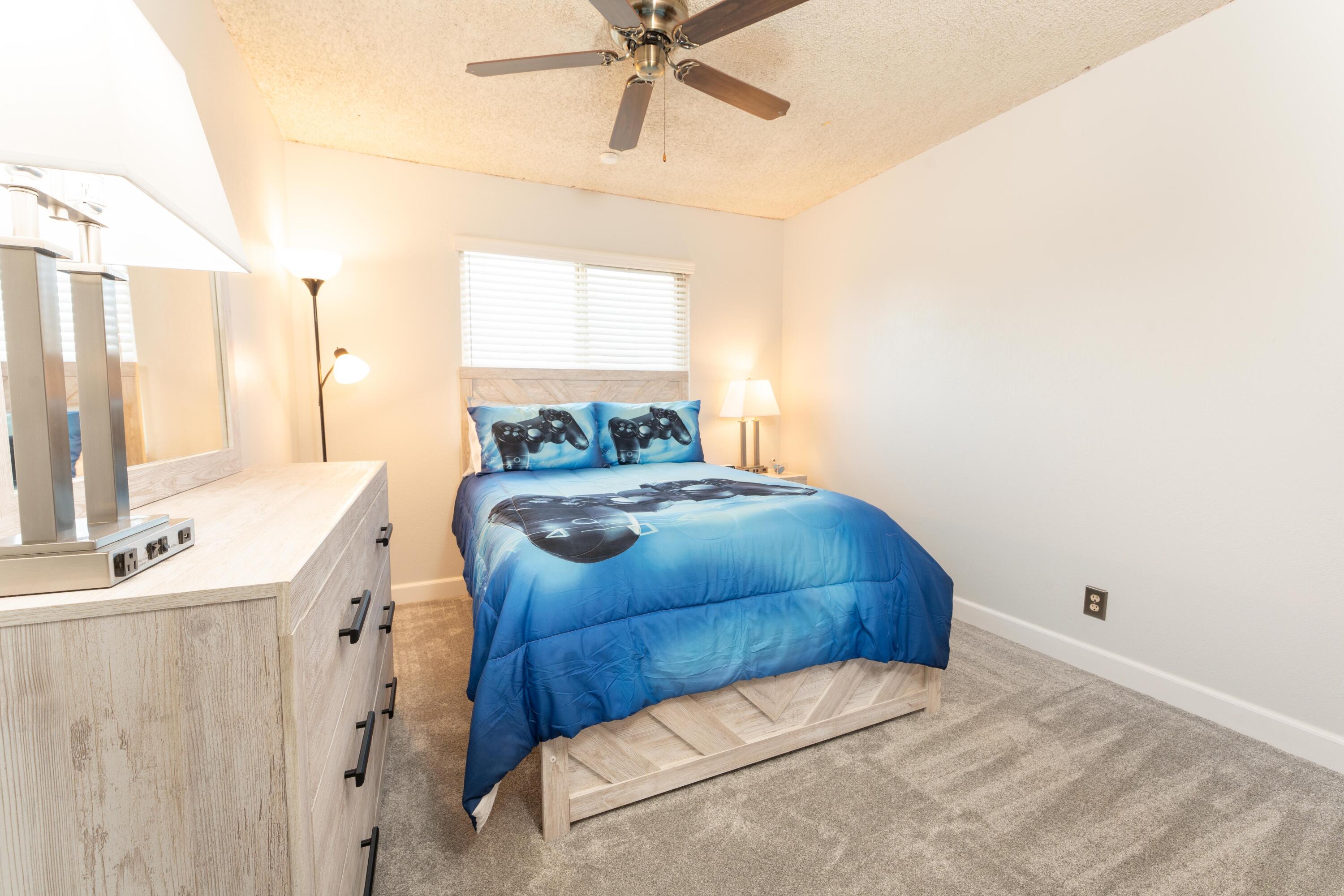 1034 E Oakridge Ave, Visalia, CA 93292