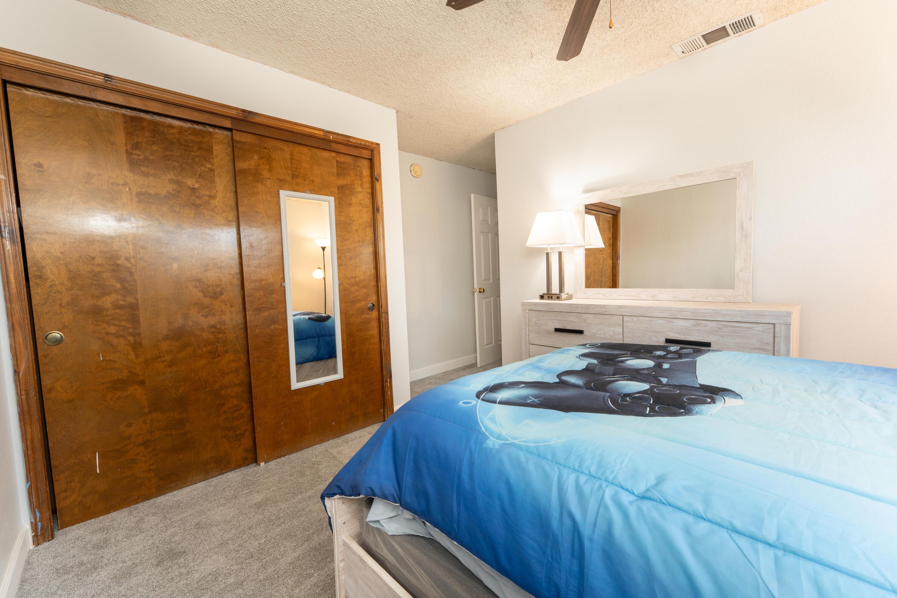 1034 E Oakridge Ave, Visalia, CA 93292