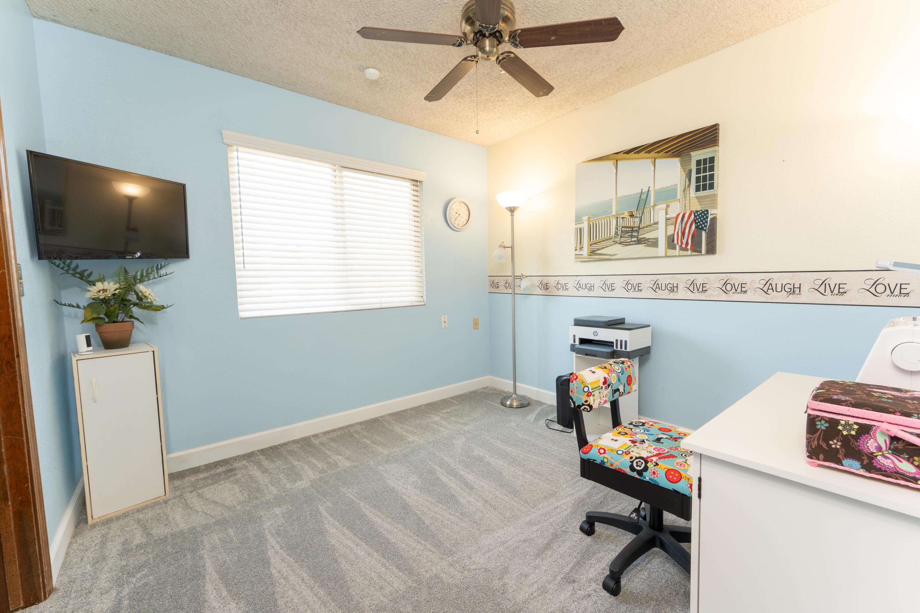 1034 E Oakridge Ave, Visalia, CA 93292