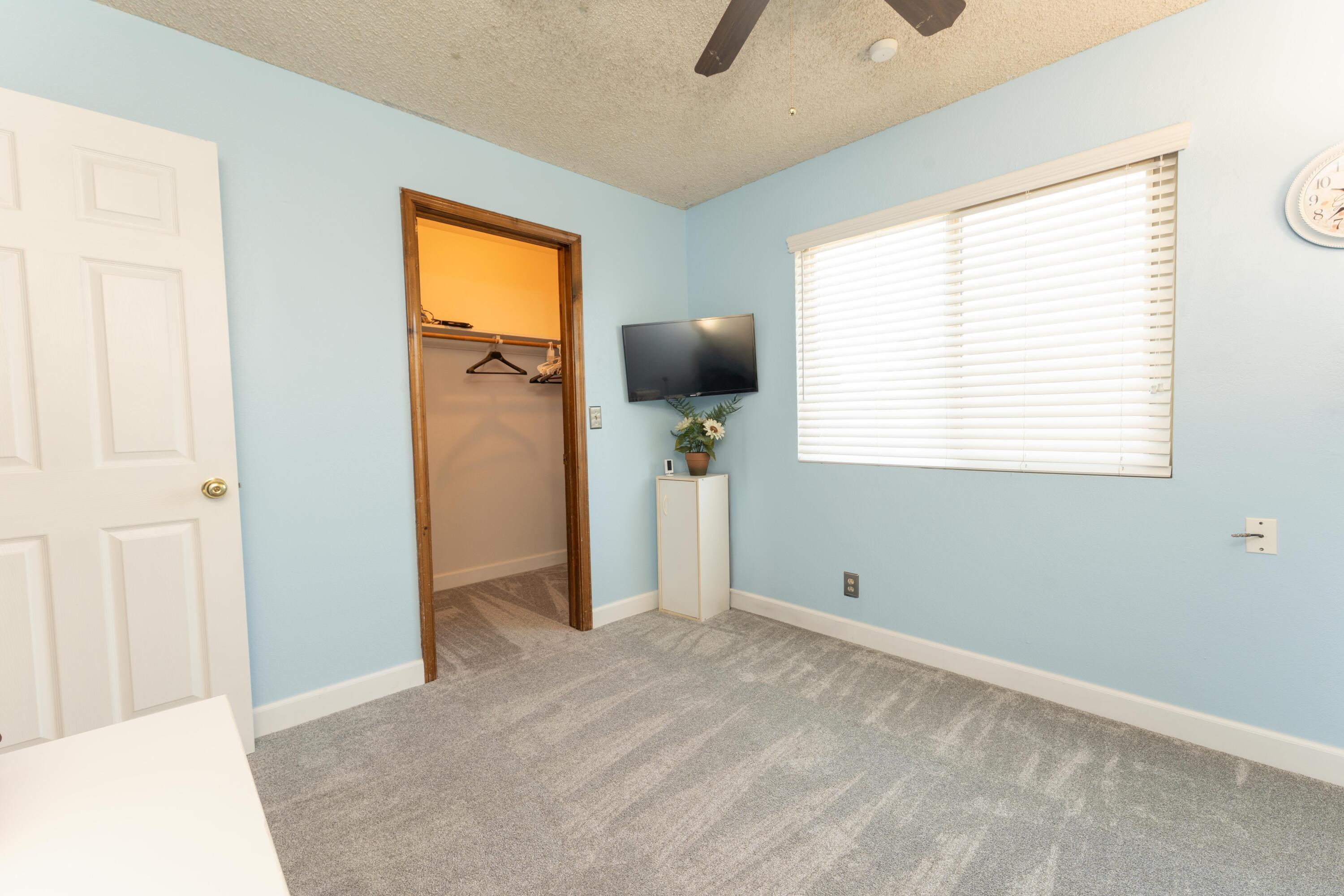 1034 E Oakridge Ave, Visalia, CA 93292