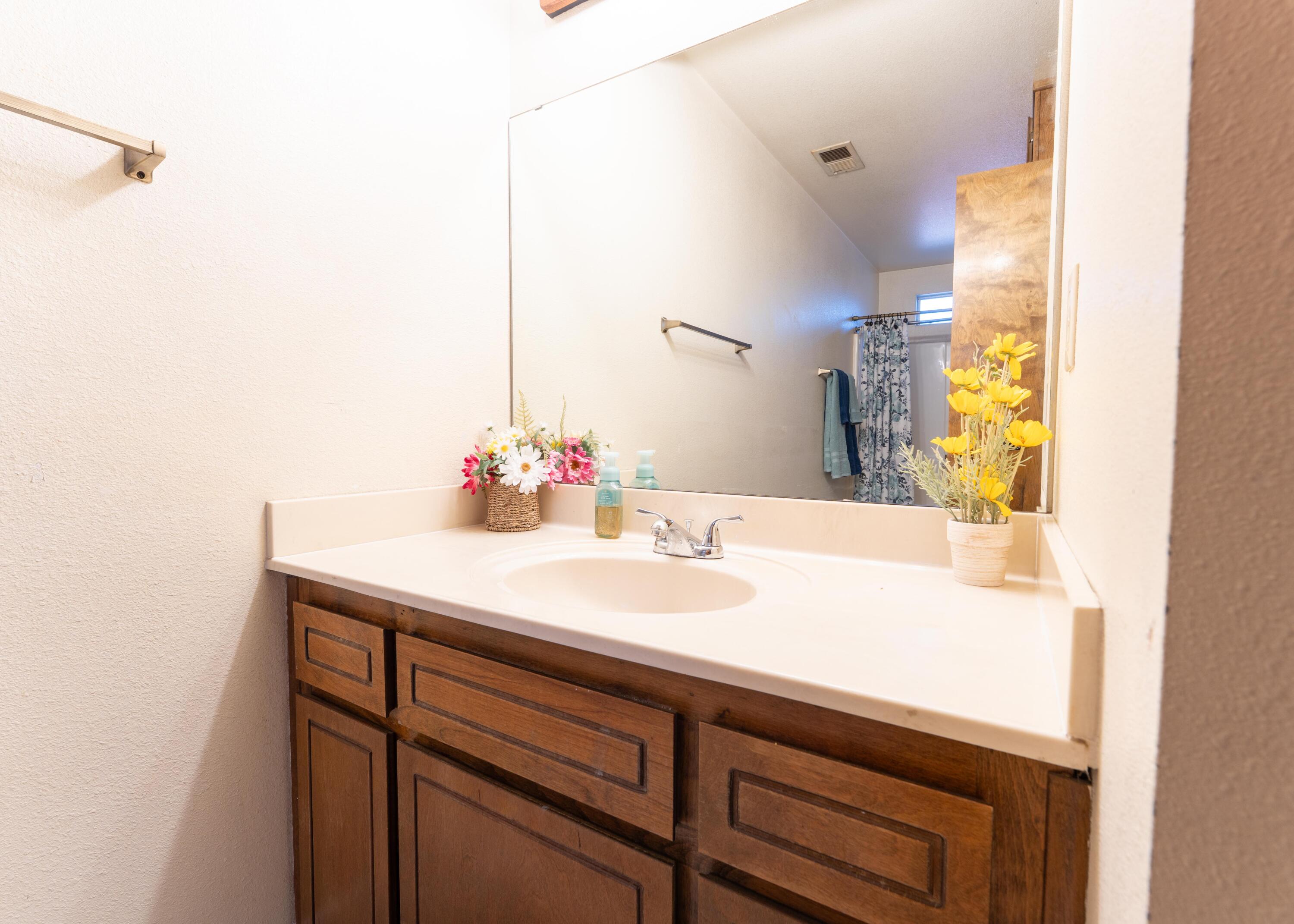 1034 E Oakridge Ave, Visalia, CA 93292