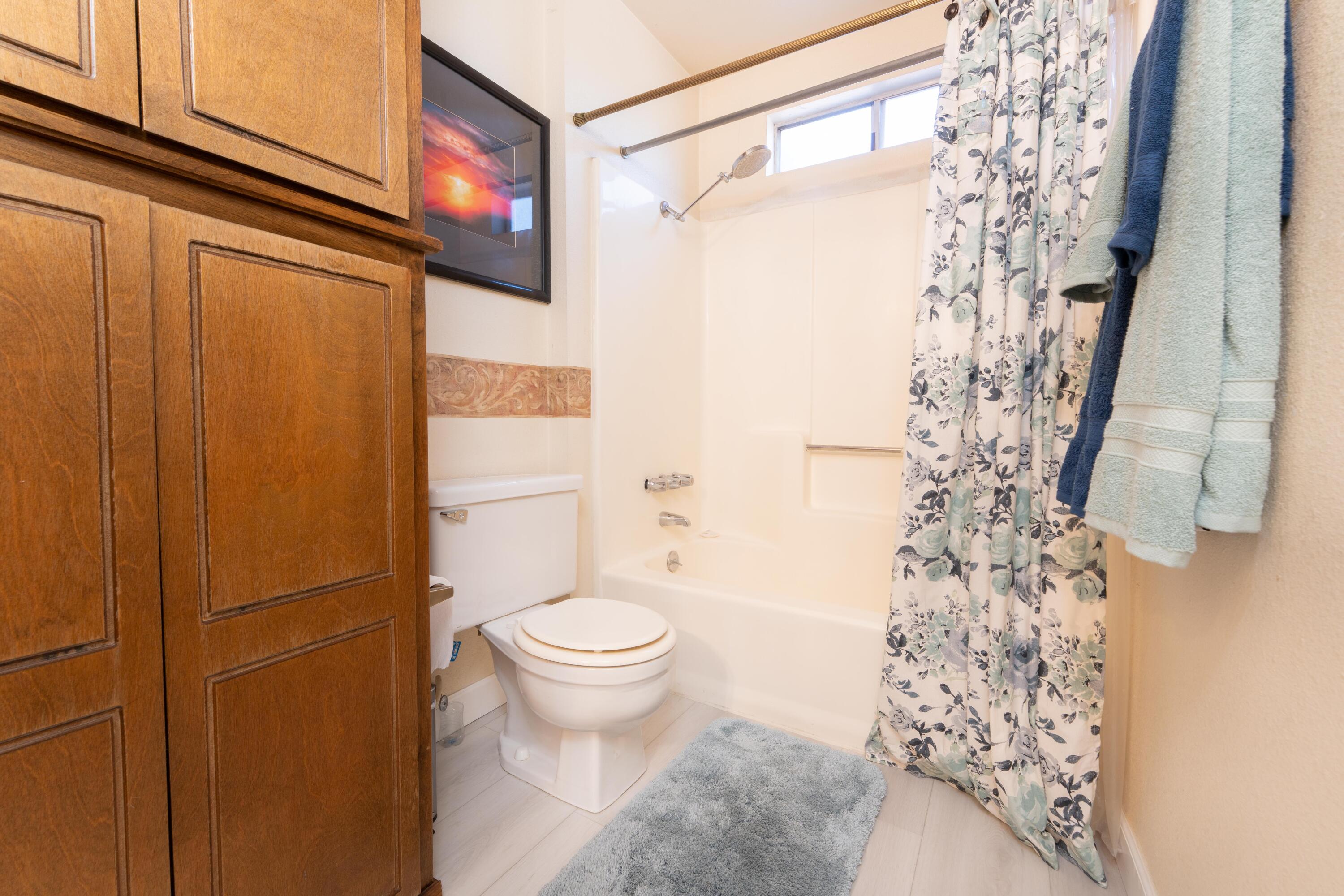 1034 E Oakridge Ave, Visalia, CA 93292