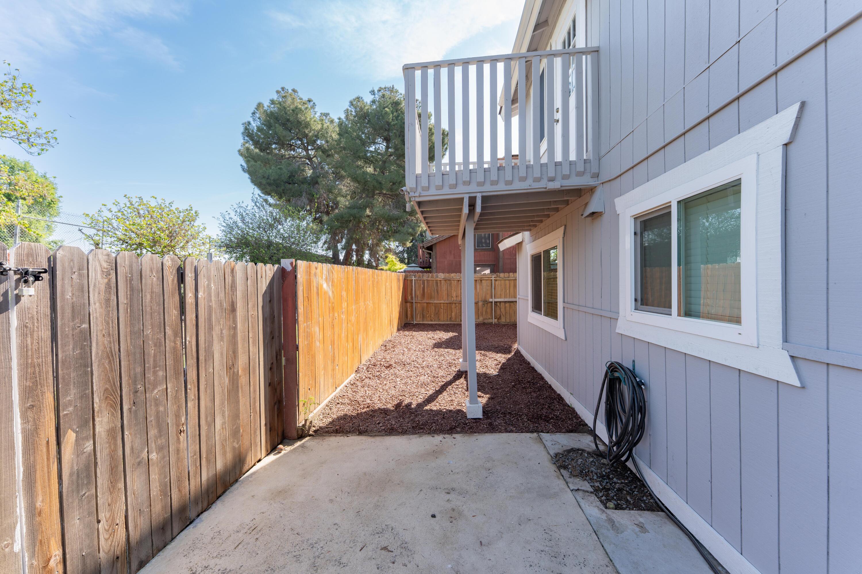 1034 E Oakridge Ave, Visalia, CA 93292