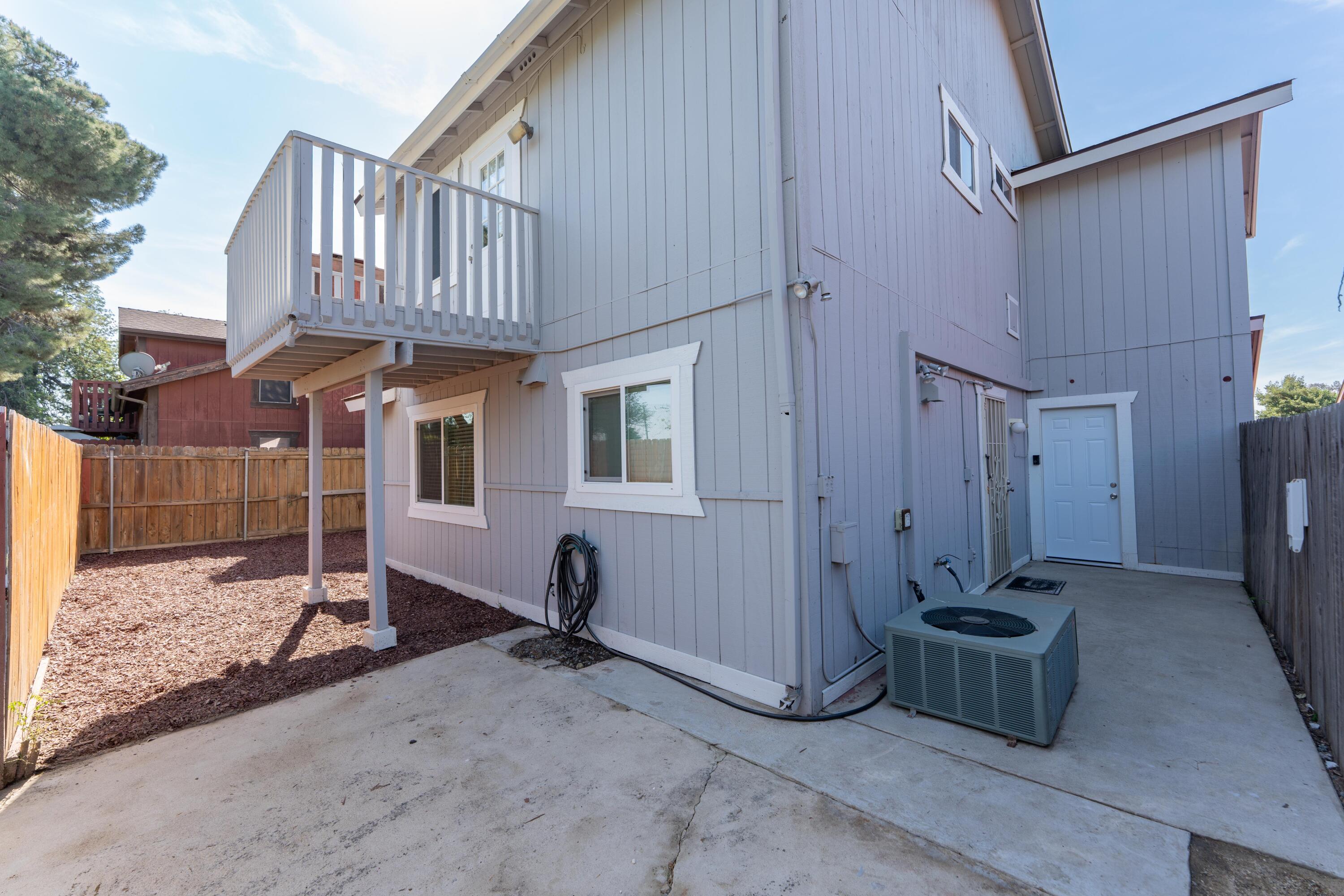 1034 E Oakridge Ave, Visalia, CA 93292