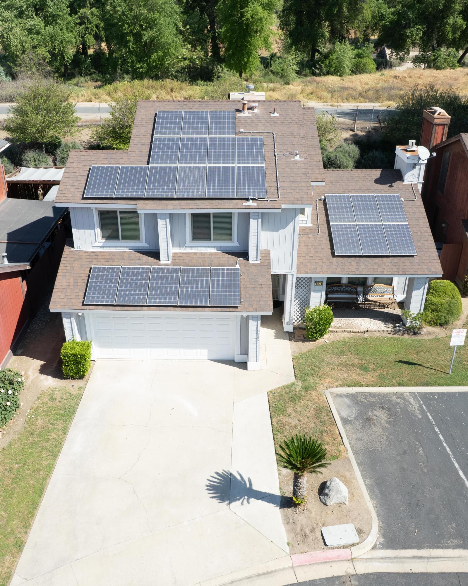 1034 E Oakridge Ave, Visalia, CA 93292