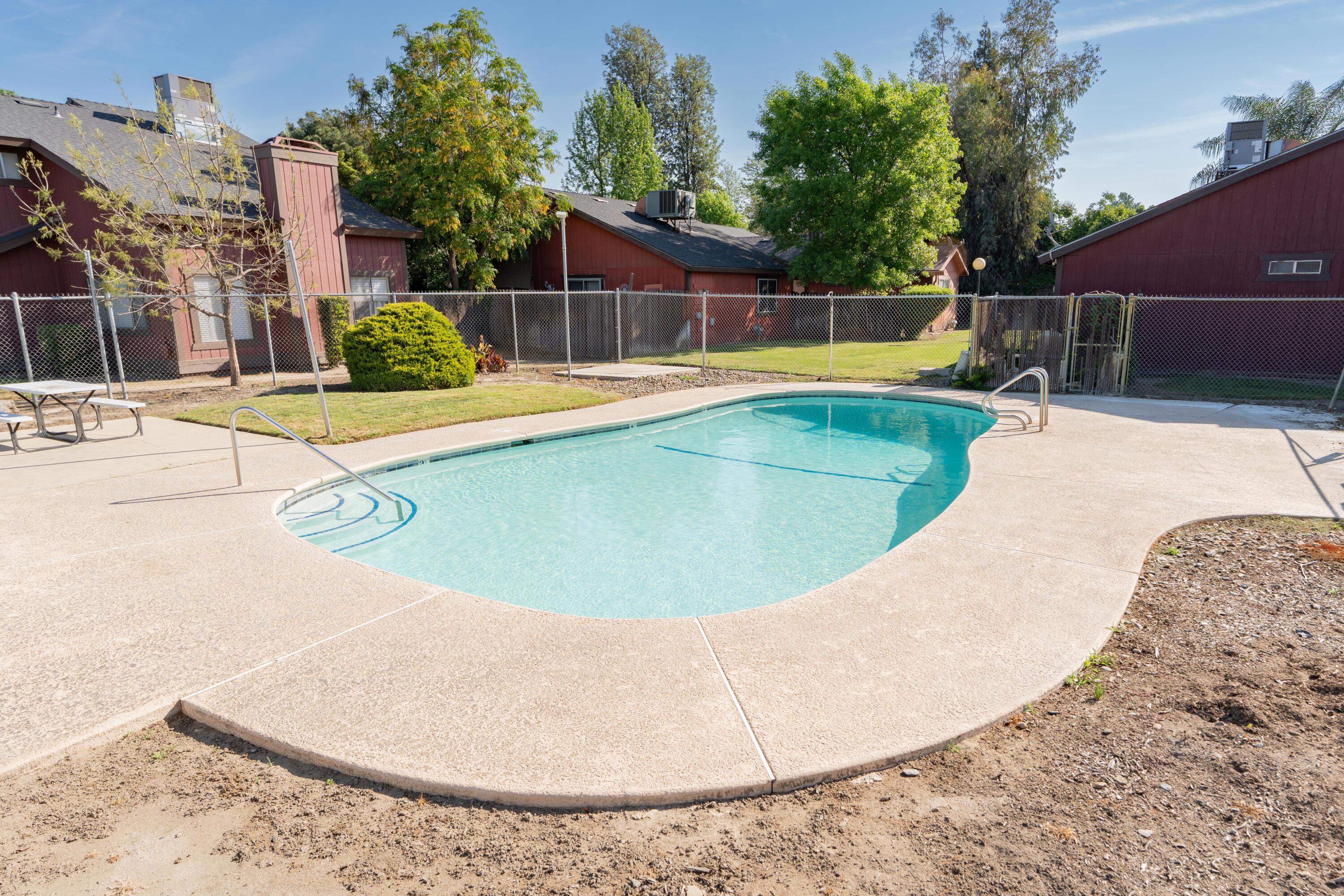 1034 E Oakridge Ave, Visalia, CA 93292