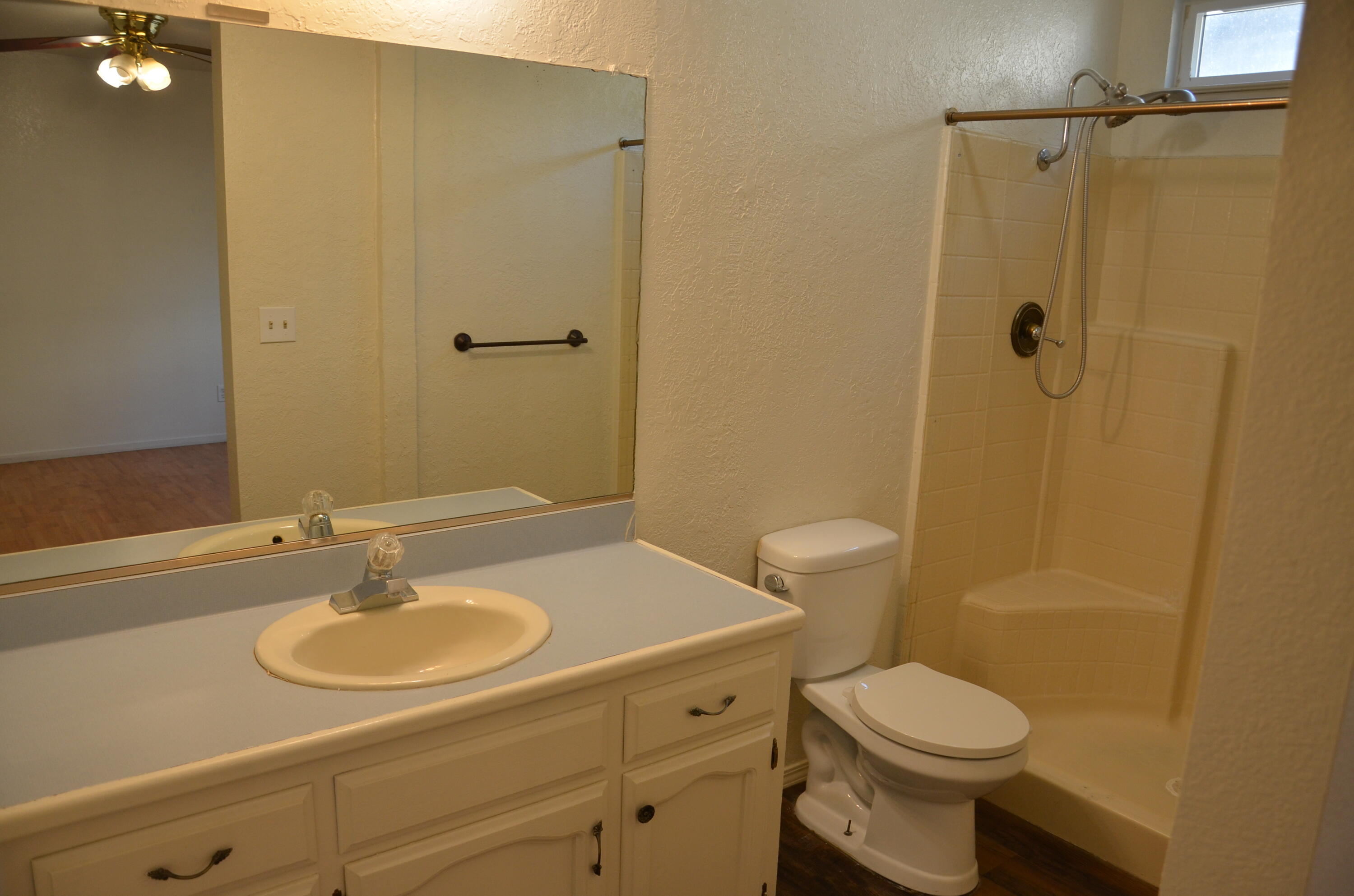 634 W Vassar Ave, Visalia, CA 93277