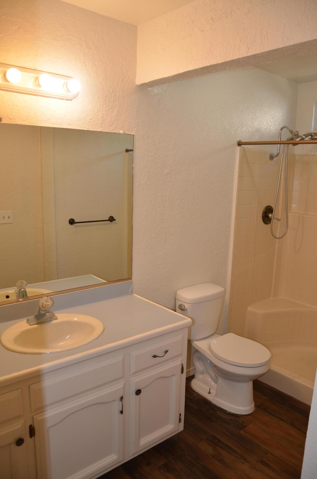 634 W Vassar Ave, Visalia, CA 93277