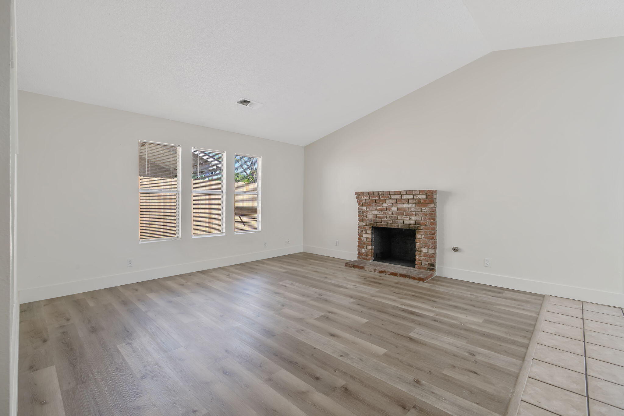 2238 N Gowdy St, Visalia, CA 93292