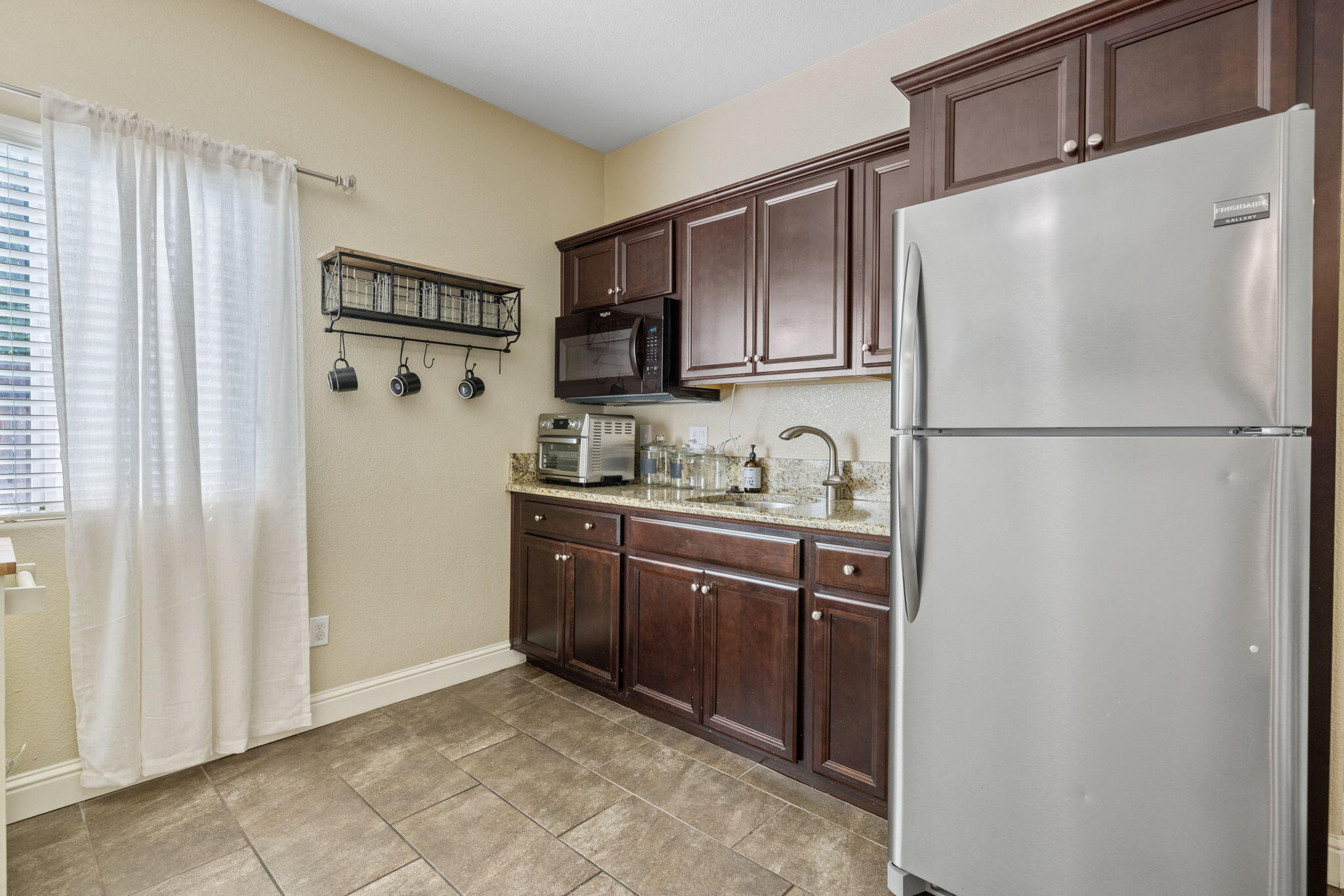 3723 W Vine Ave, Visalia, CA 93291