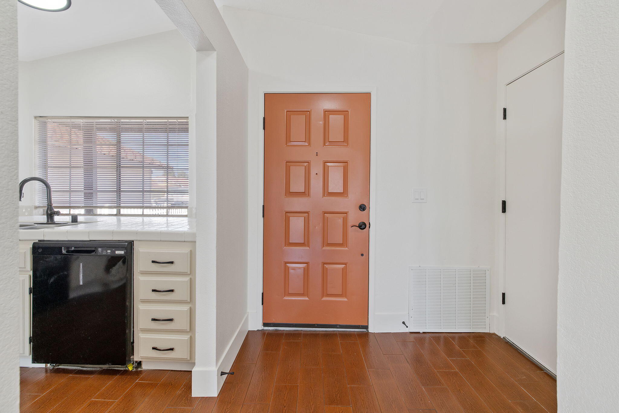 1171 State St, Hanford, CA 93230