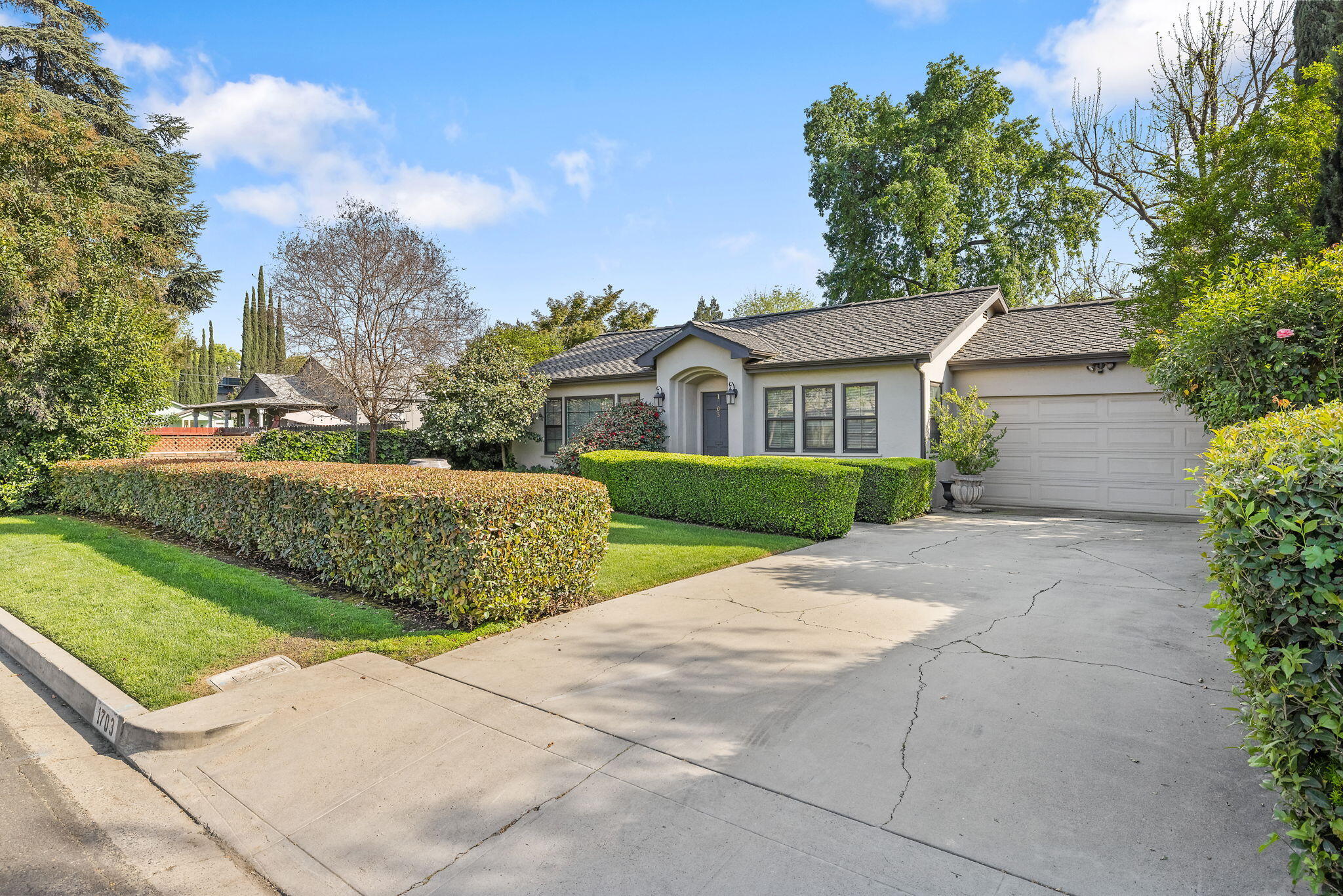 1703 W Kaweah Ave, Visalia, CA 93277