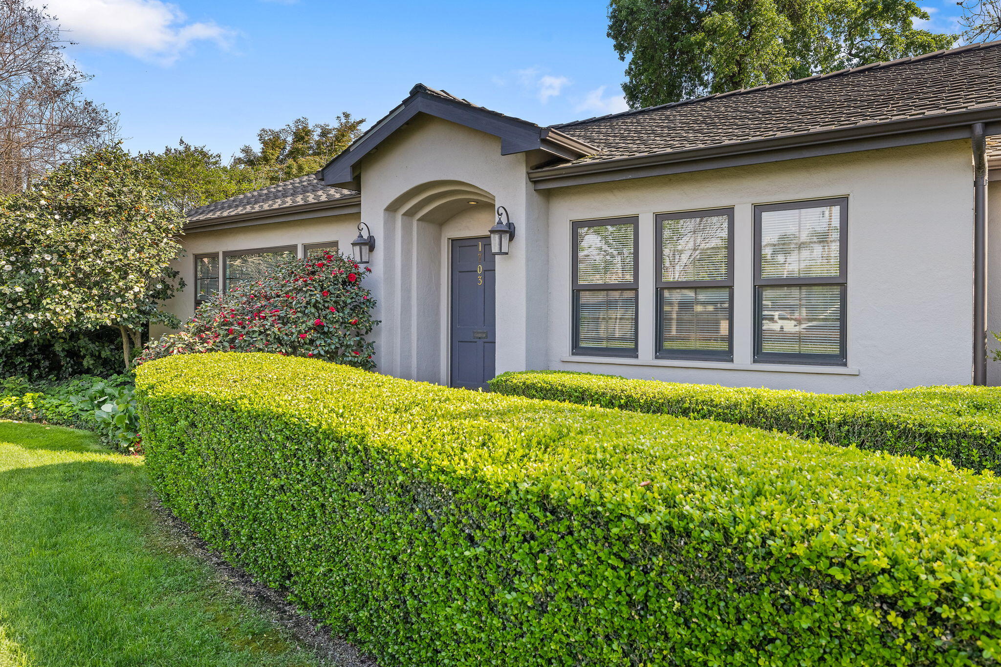 1703 W Kaweah Ave, Visalia, CA 93277