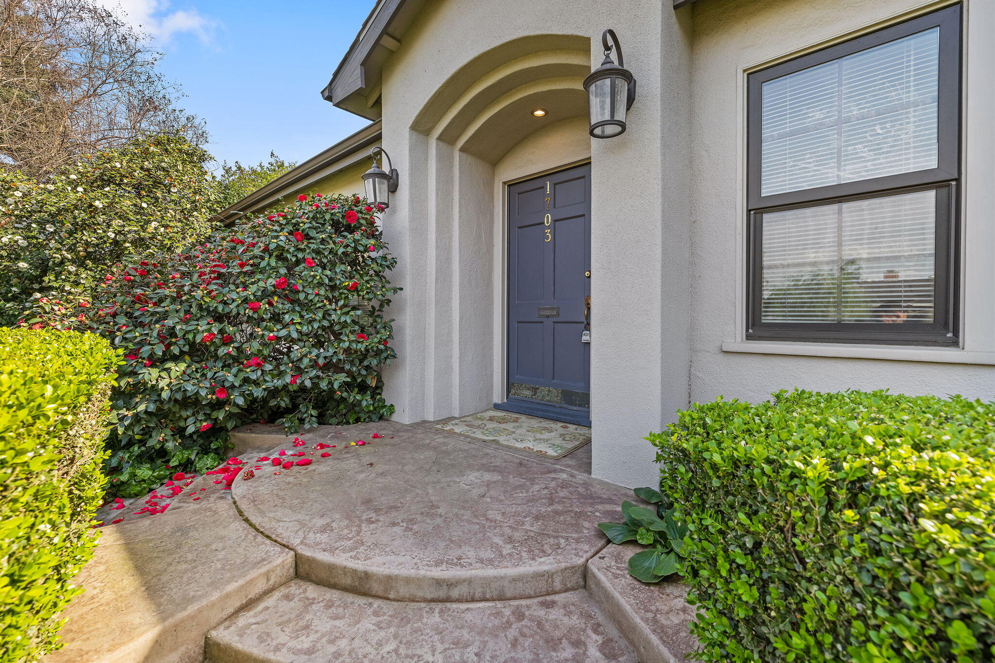 1703 W Kaweah Ave, Visalia, CA 93277