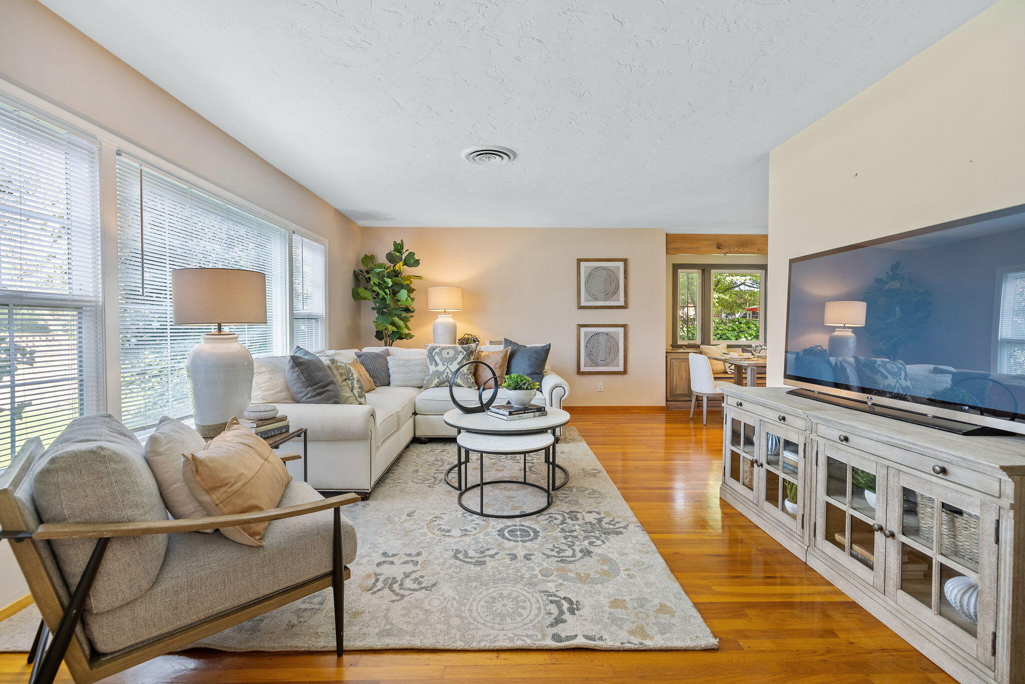 1703 W Kaweah Ave, Visalia, CA 93277