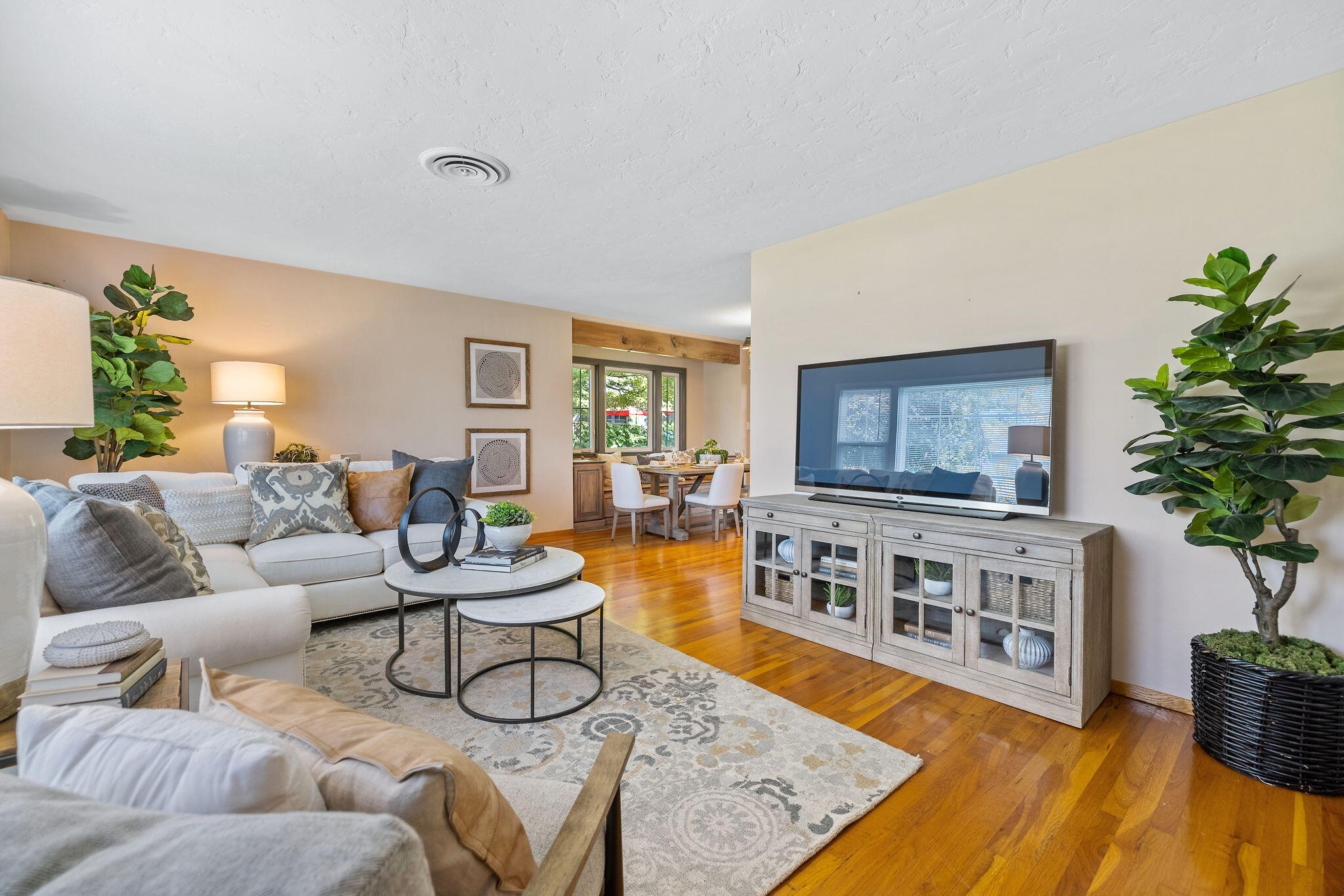 1703 W Kaweah Ave, Visalia, CA 93277