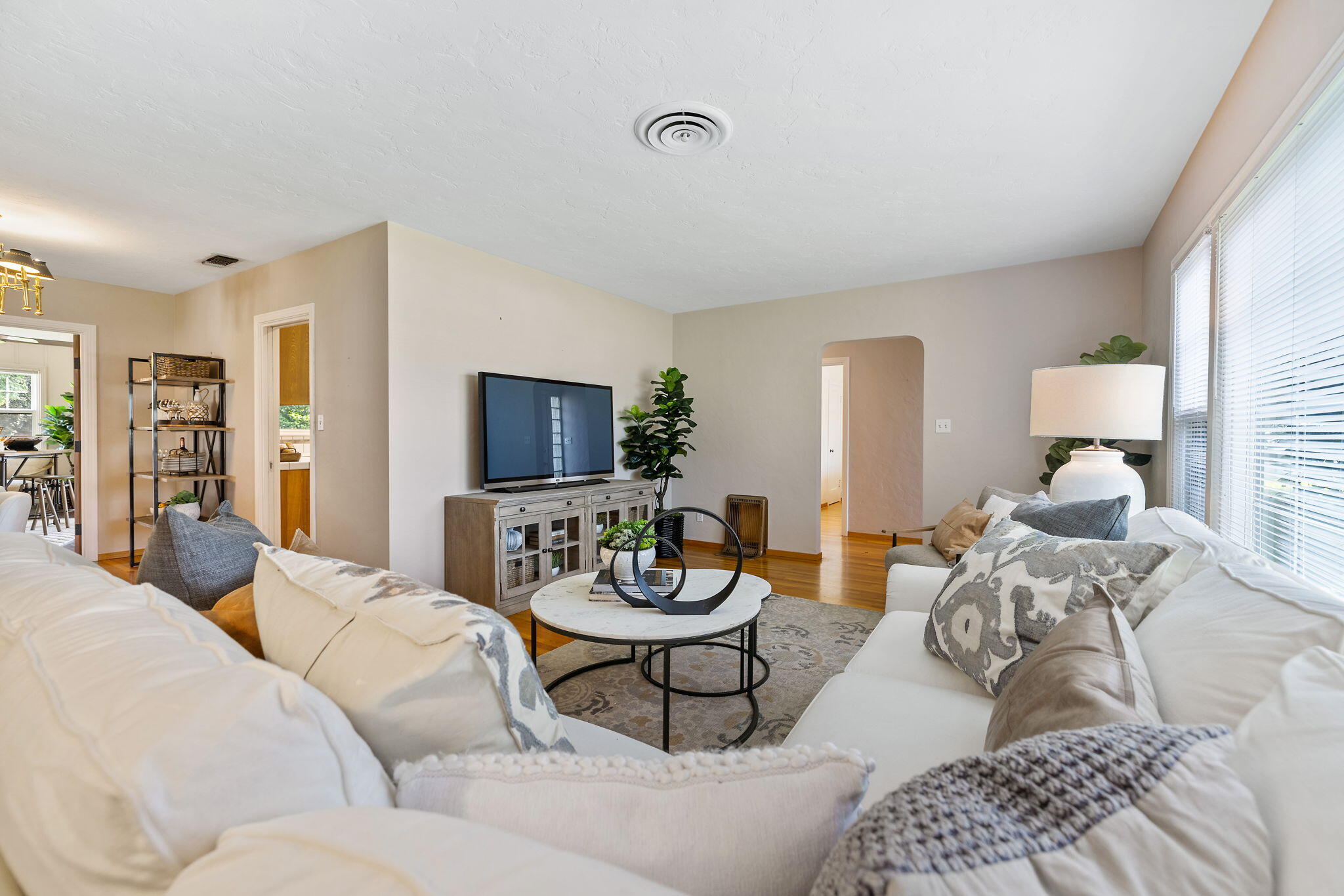 1703 W Kaweah Ave, Visalia, CA 93277