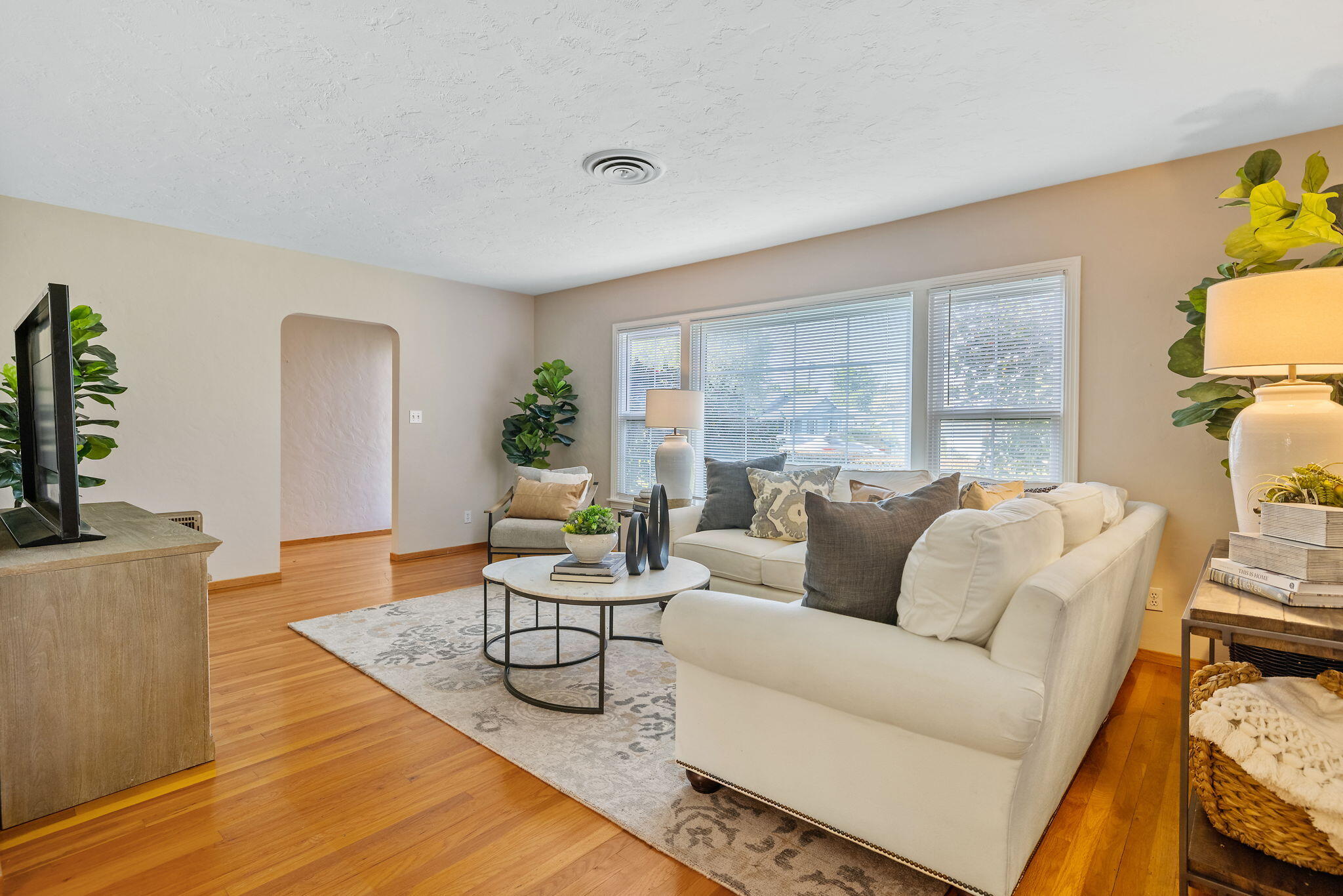 1703 W Kaweah Ave, Visalia, CA 93277