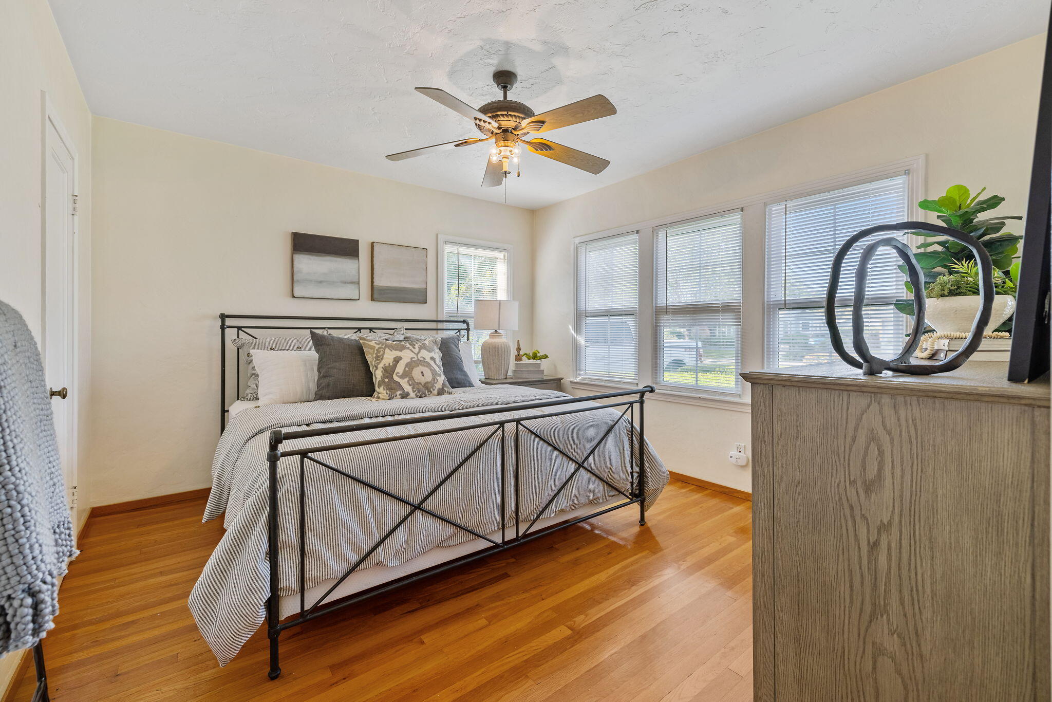 1703 W Kaweah Ave, Visalia, CA 93277