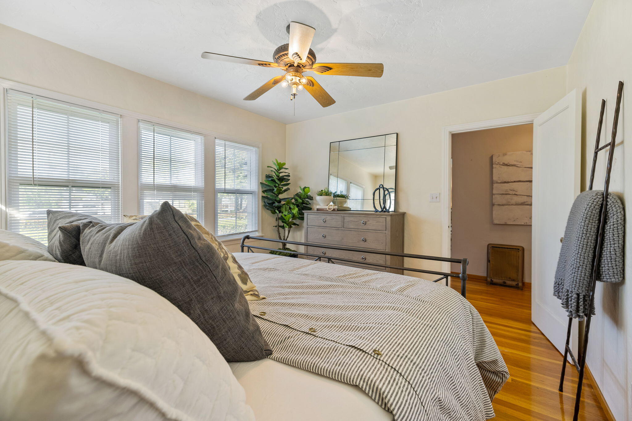 1703 W Kaweah Ave, Visalia, CA 93277