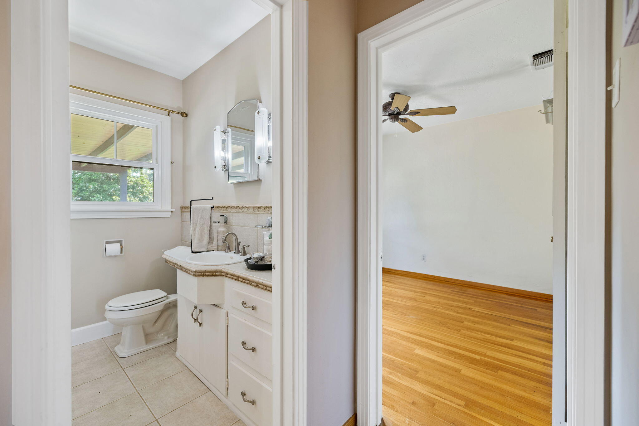 1703 W Kaweah Ave, Visalia, CA 93277